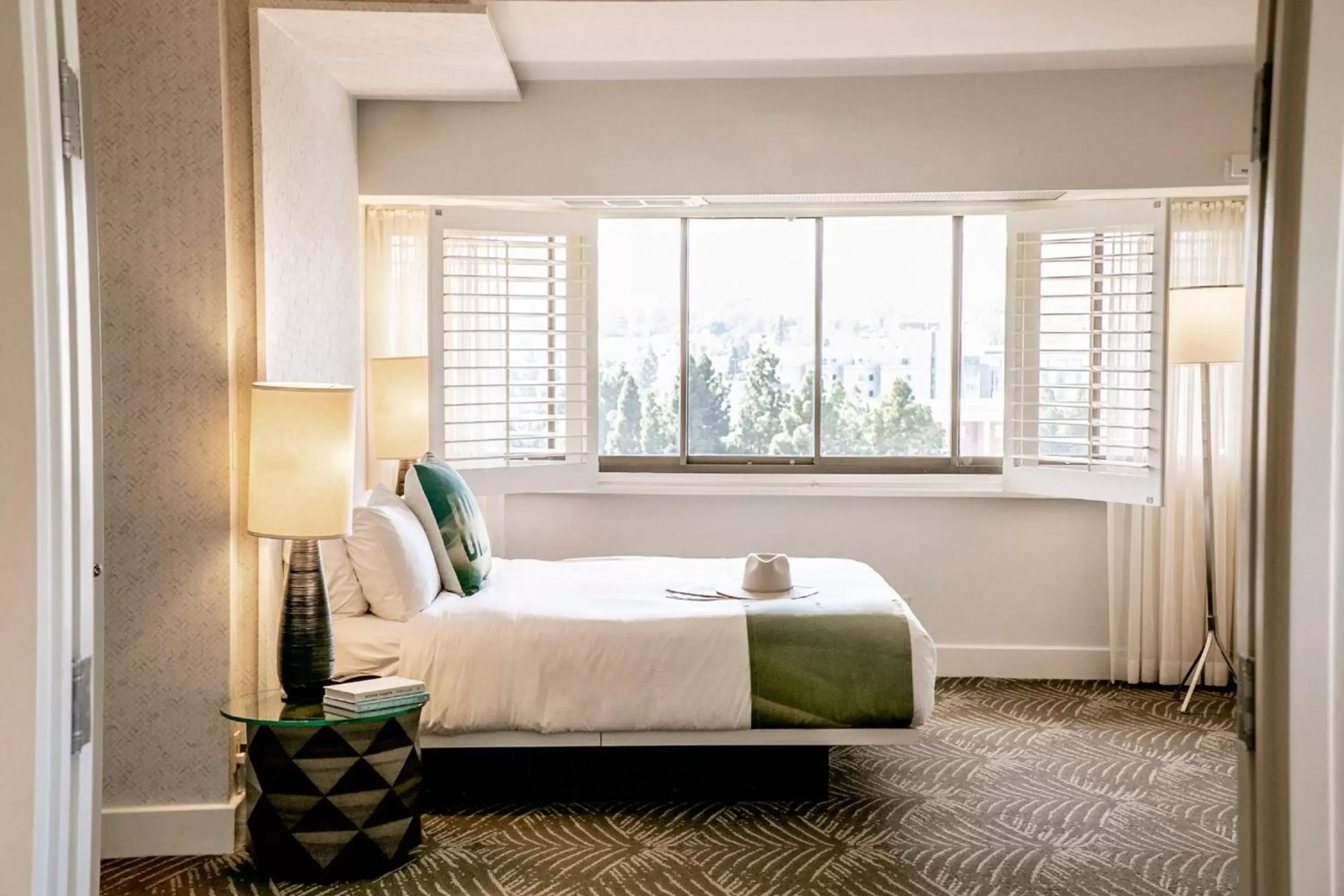 Photo of the whole room, Bed in W Los Angeles – West Beverly Hills
