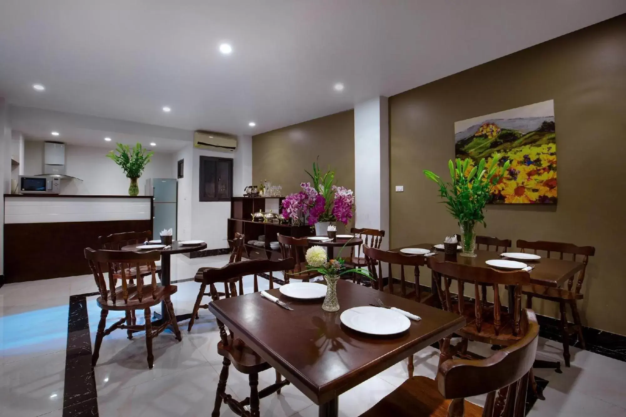 Kitchen or kitchenette, Restaurant/Places to Eat in My Linh Hotel