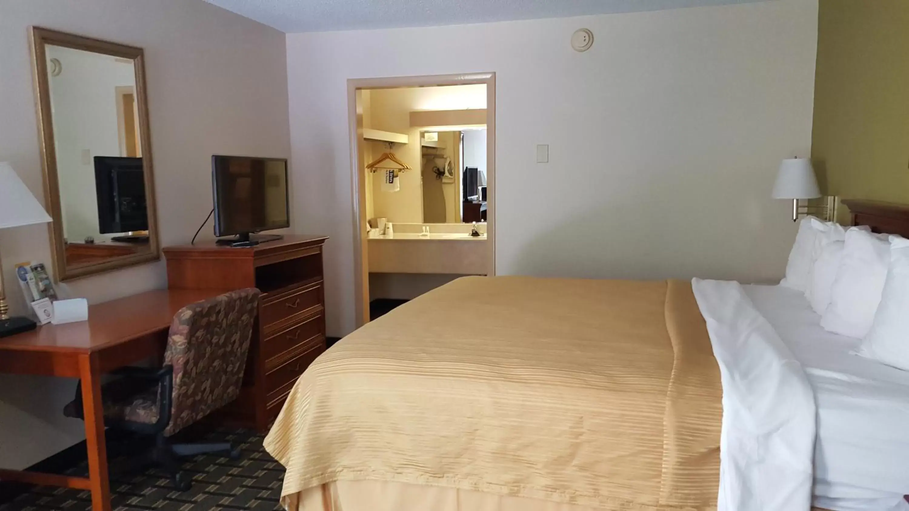 Photo of the whole room, Room Photo in Days Inn & Conf Center by Wyndham Southern Pines Pinehurst