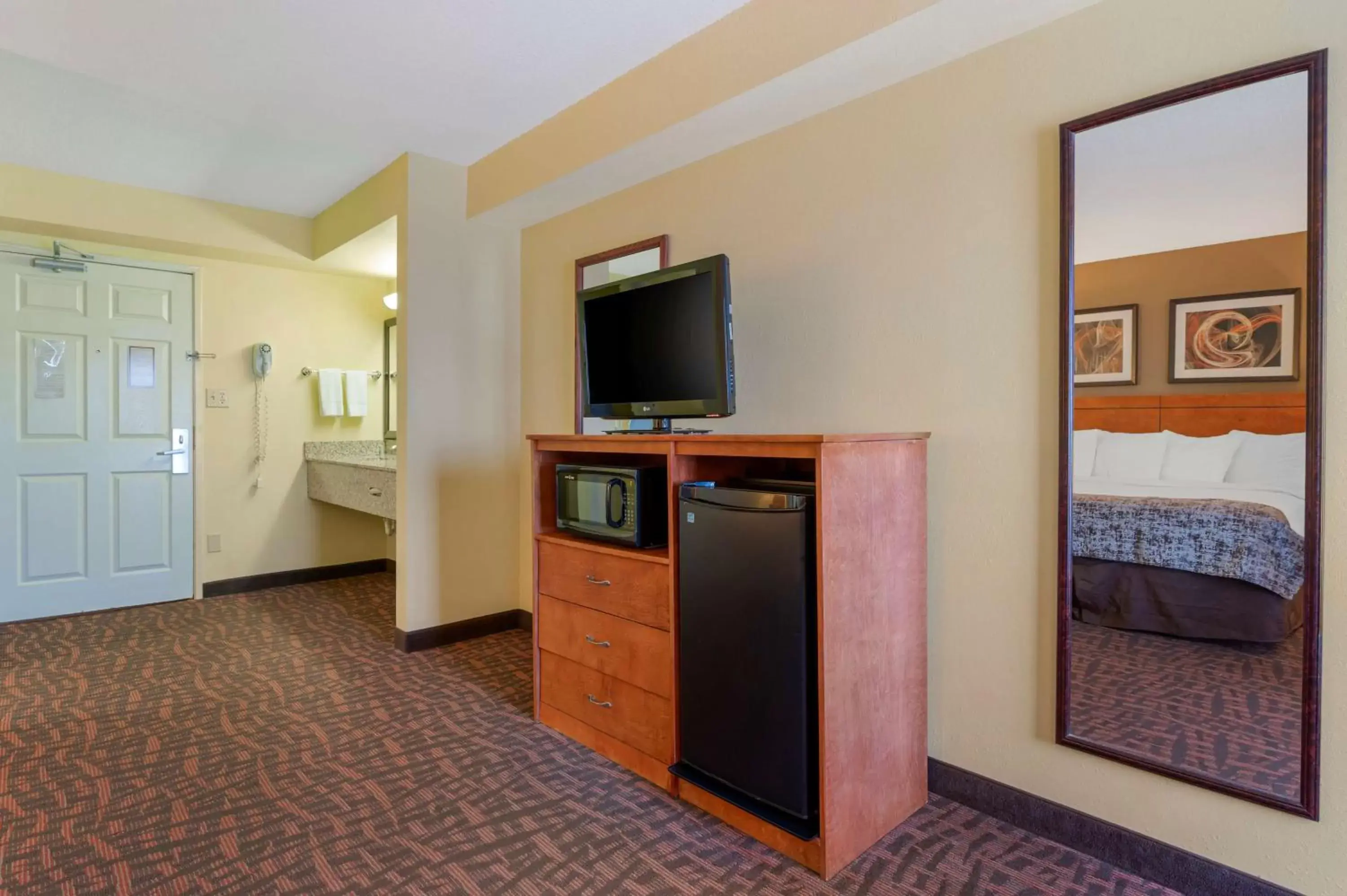 Bedroom, TV/Entertainment Center in Best Western Louisville East Inn & Suites