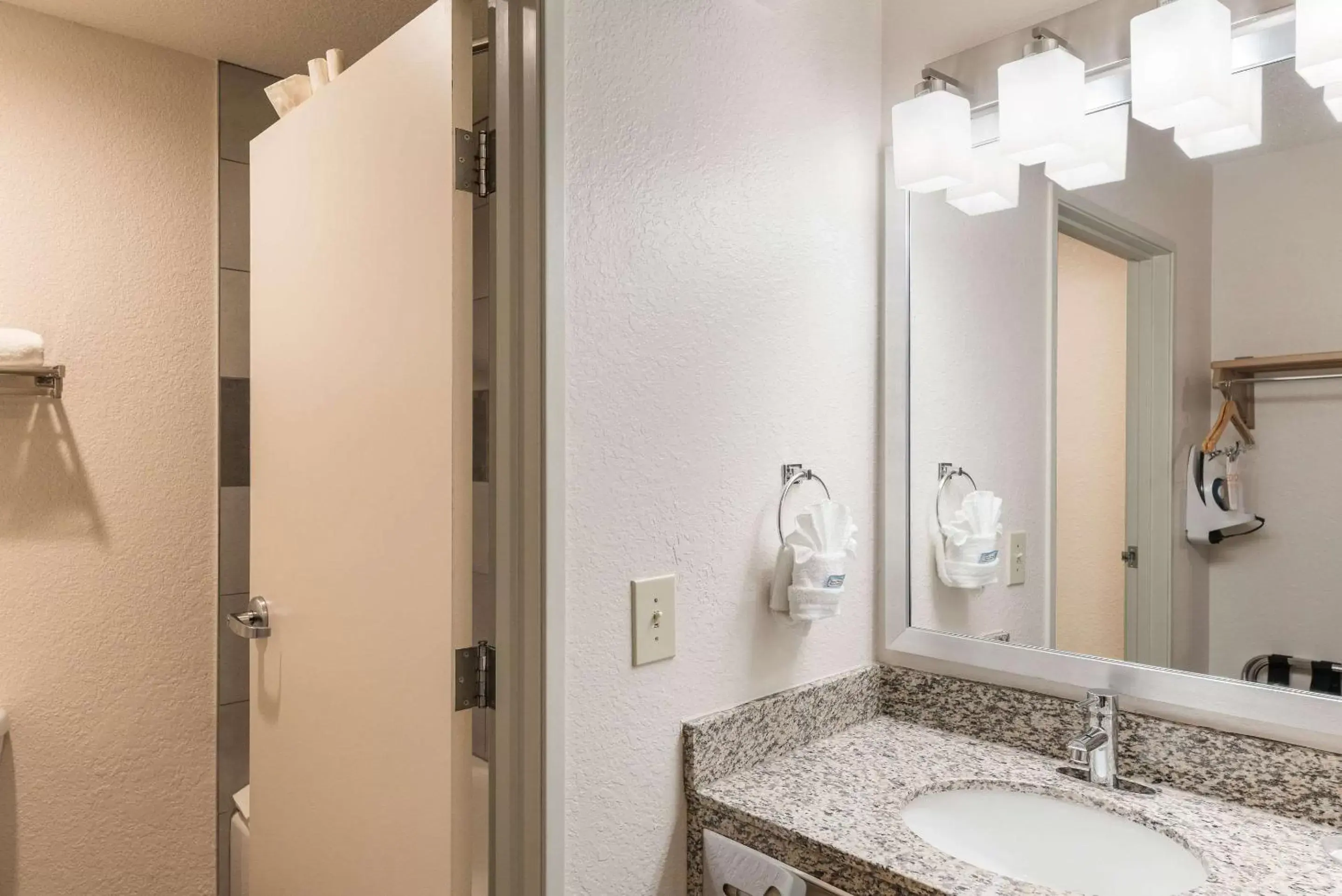 Bedroom, Bathroom in Quality Inn Near Grand Canyon