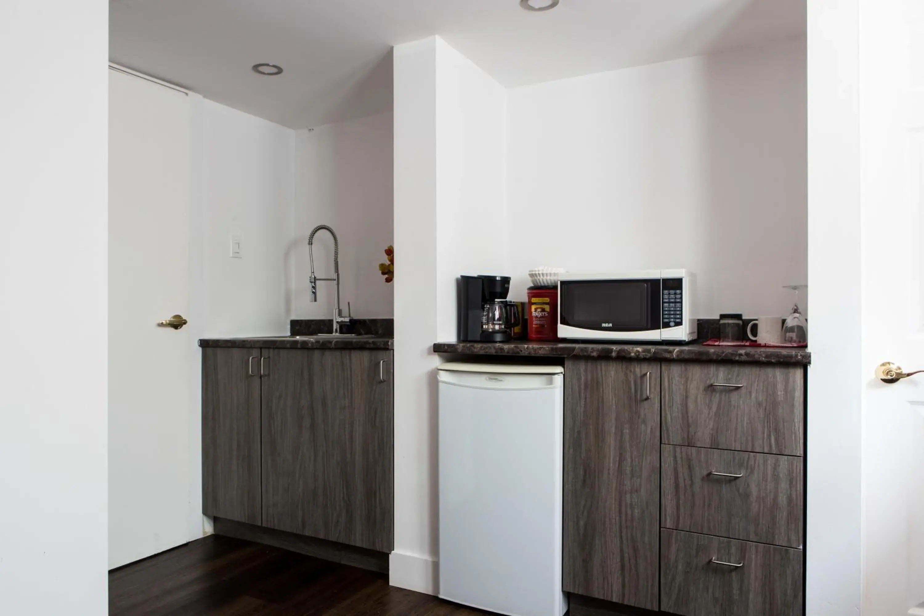 Kitchen/Kitchenette in Auberge Motel LA RÉFÉRENCE