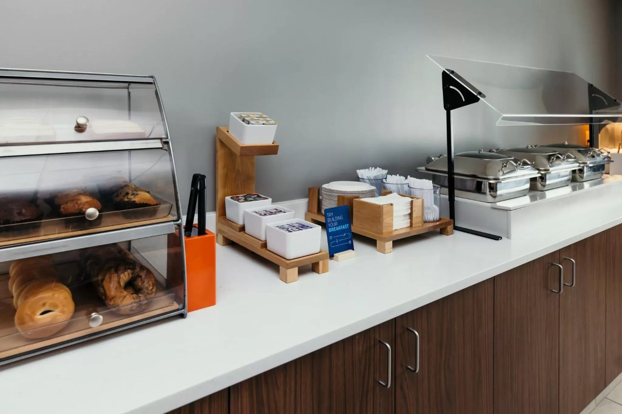 Breakfast in Holiday Inn Express and Suites Urbandale Des Moines by IHG