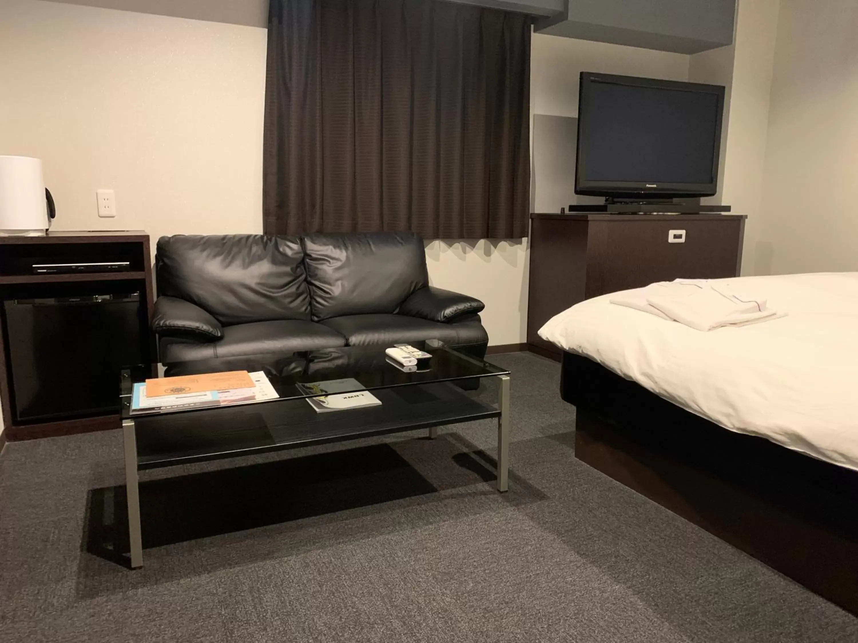 Bed, TV/Entertainment Center in Nagoyaeki Access Hotel