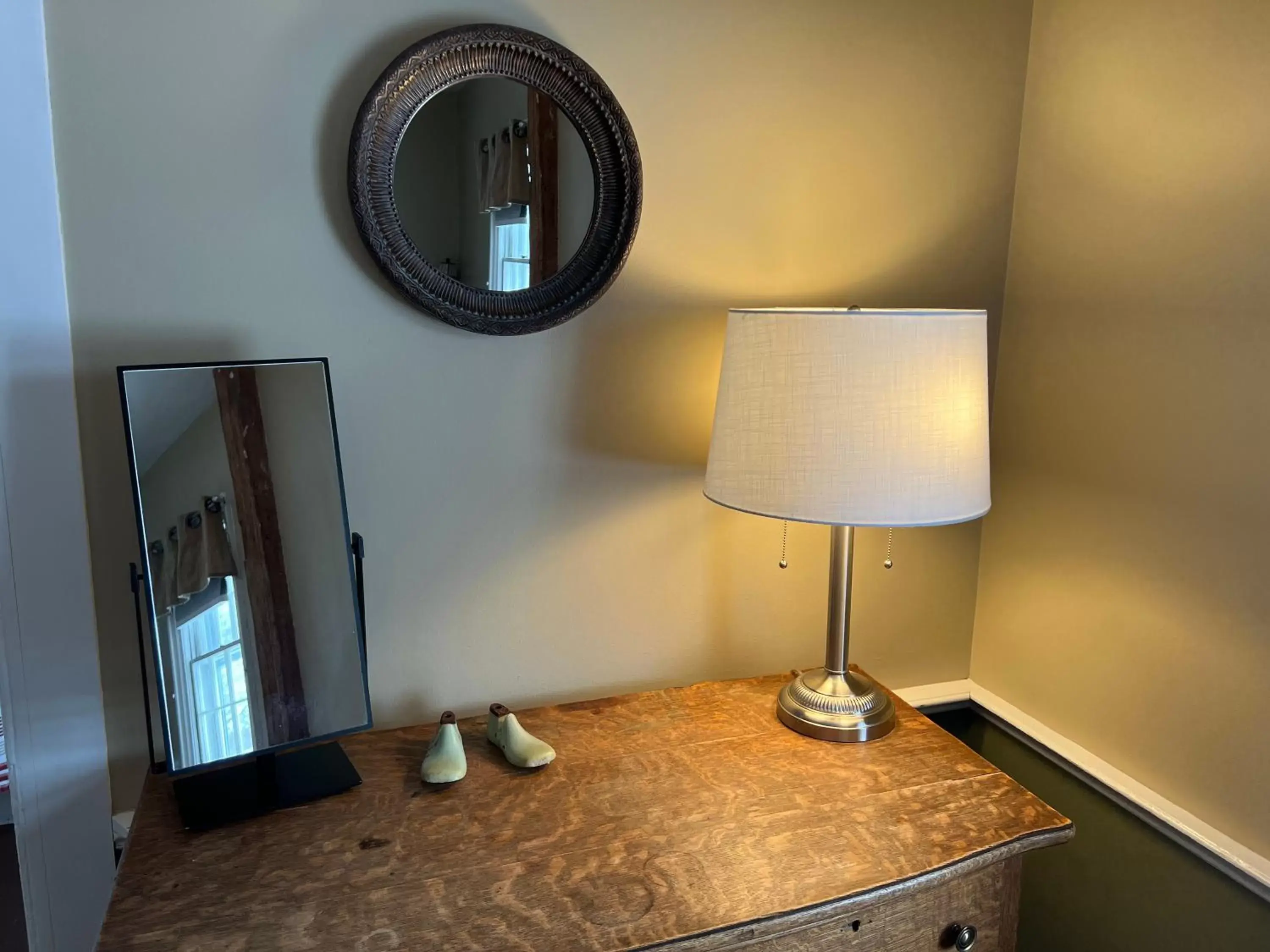 Bedroom, TV/Entertainment Center in Shoreham Inn Bed & Breakfast