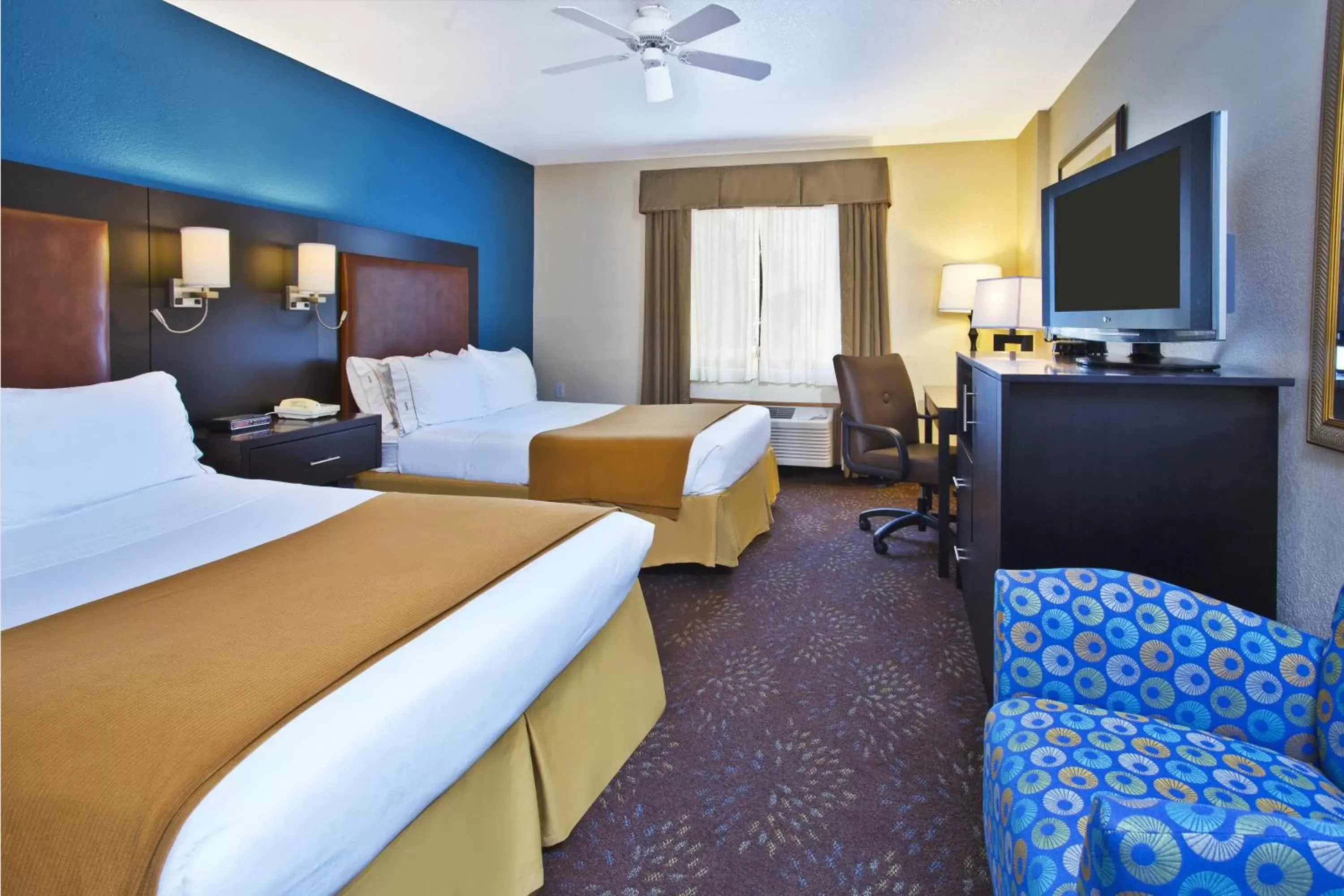 Photo of the whole room, Bed in Holiday Inn Express Mackinaw City, an IHG Hotel