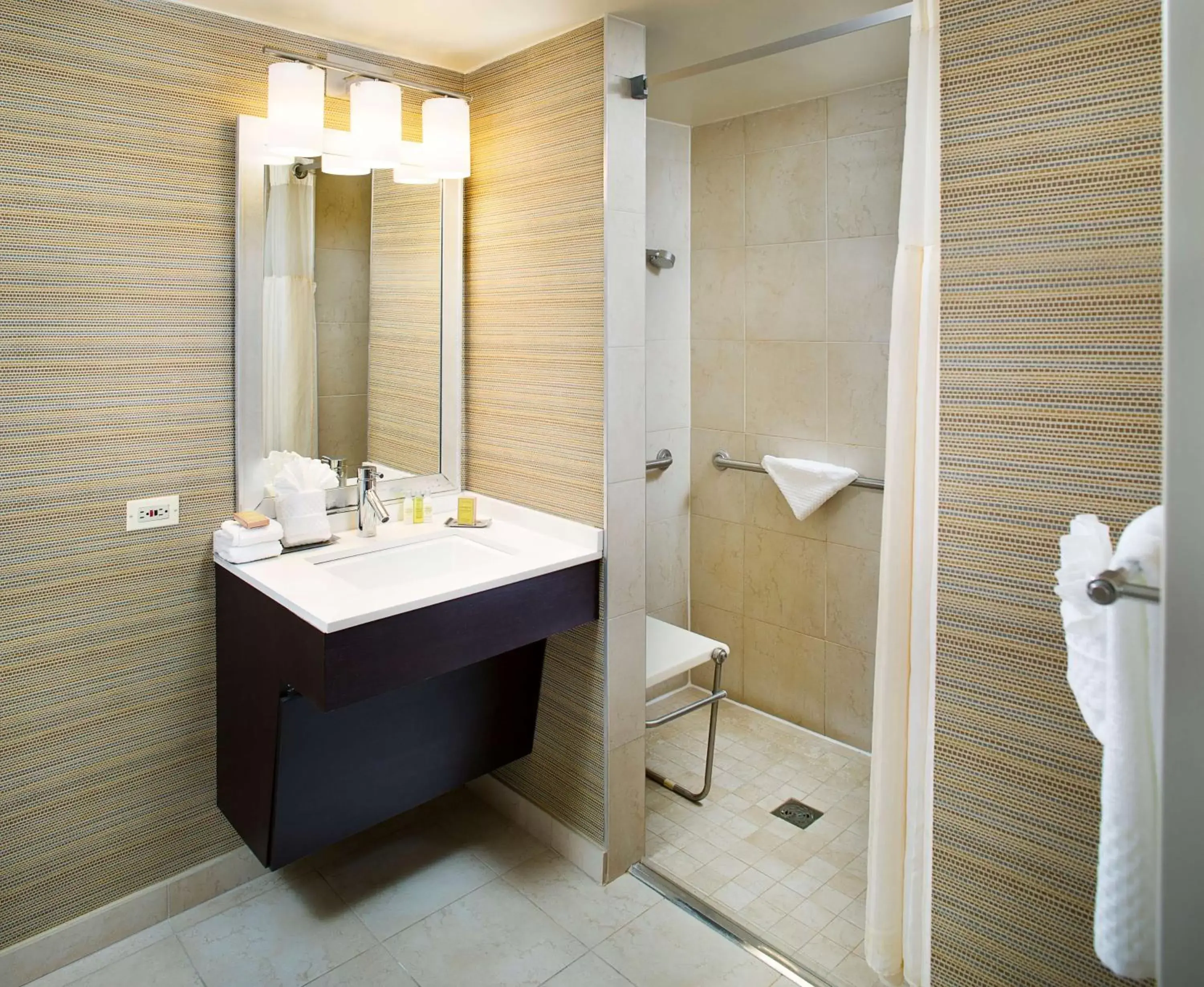 Bathroom in DoubleTree by Hilton Baltimore - BWI Airport