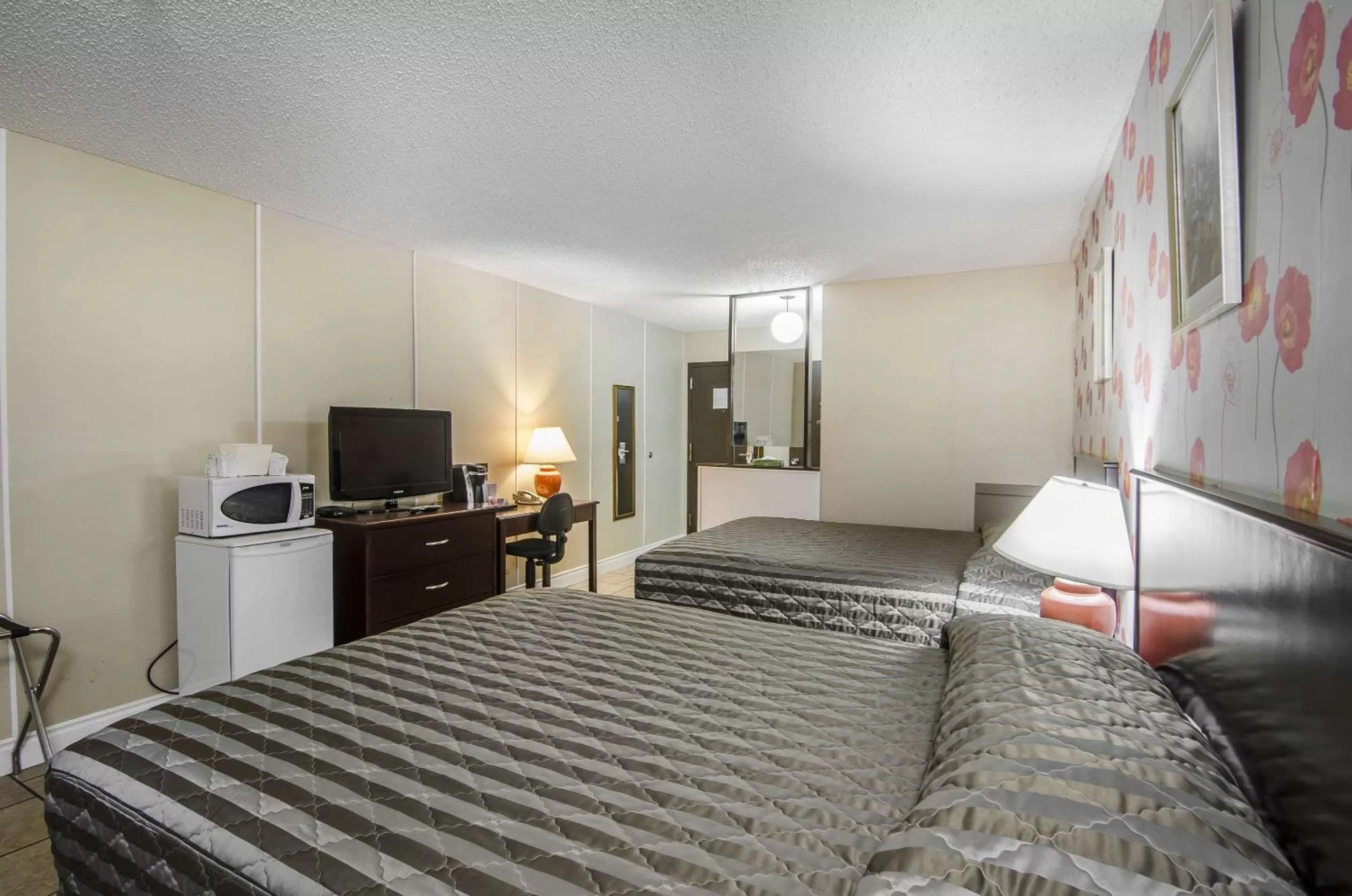 Photo of the whole room, Bed in Econo Lodge Lloydminster