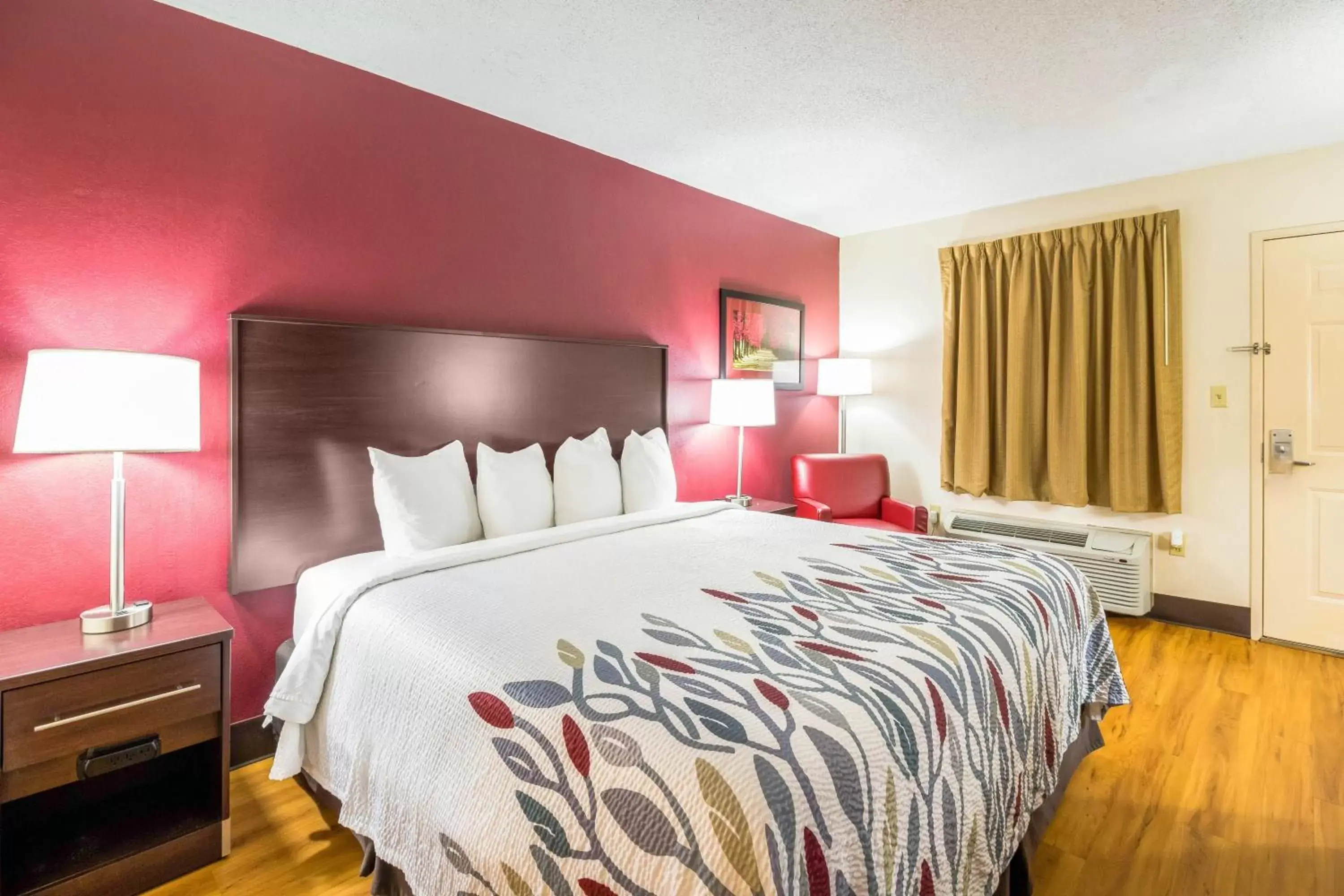 Deluxe King with Jetted Tub Smoking in Red Roof Inn Clarksville Deluxe King with Jetted Tub Smoking in Red Roof Inn Clarksville