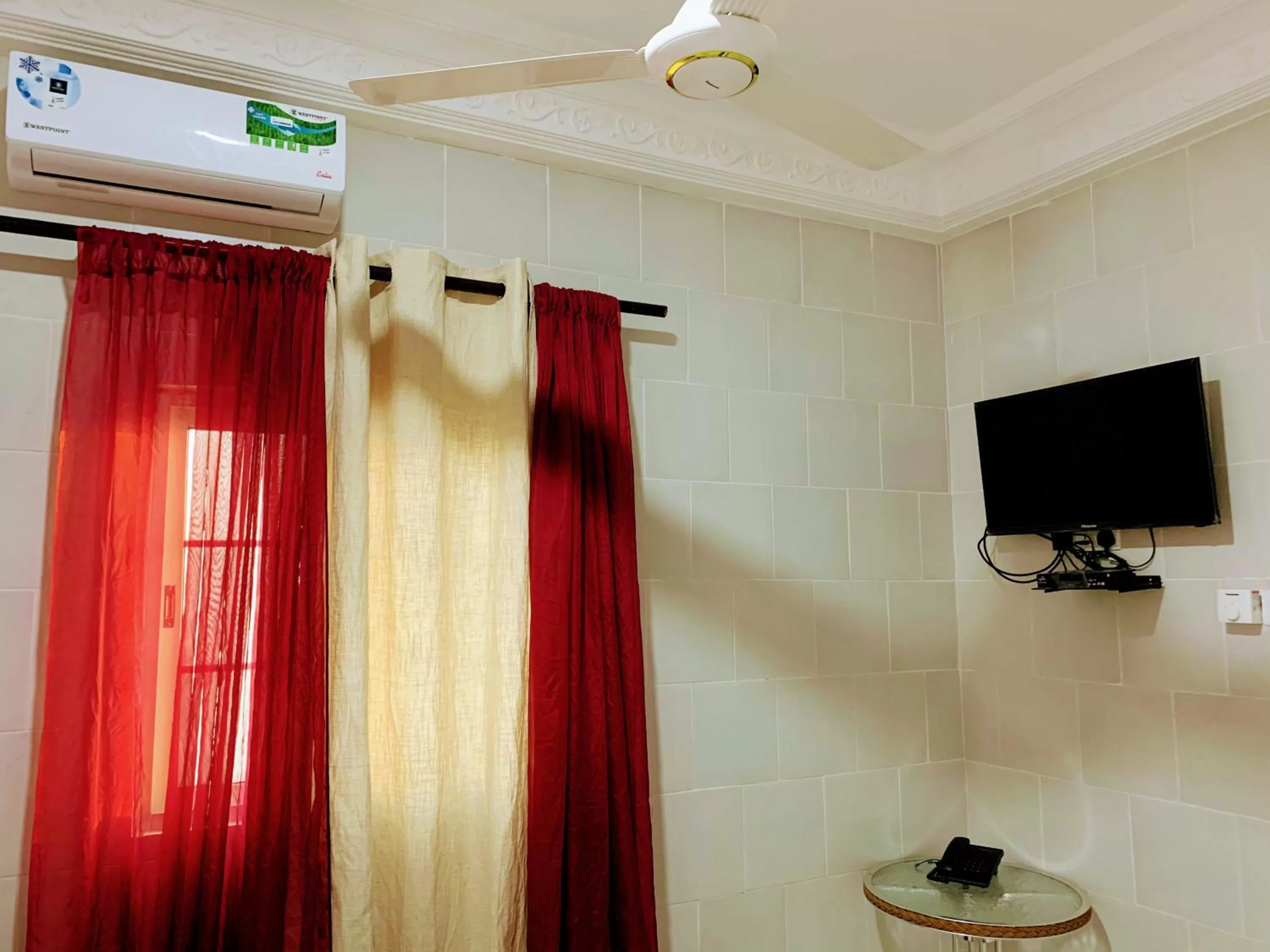 TV and multimedia in Woodpecker Resort Hotel