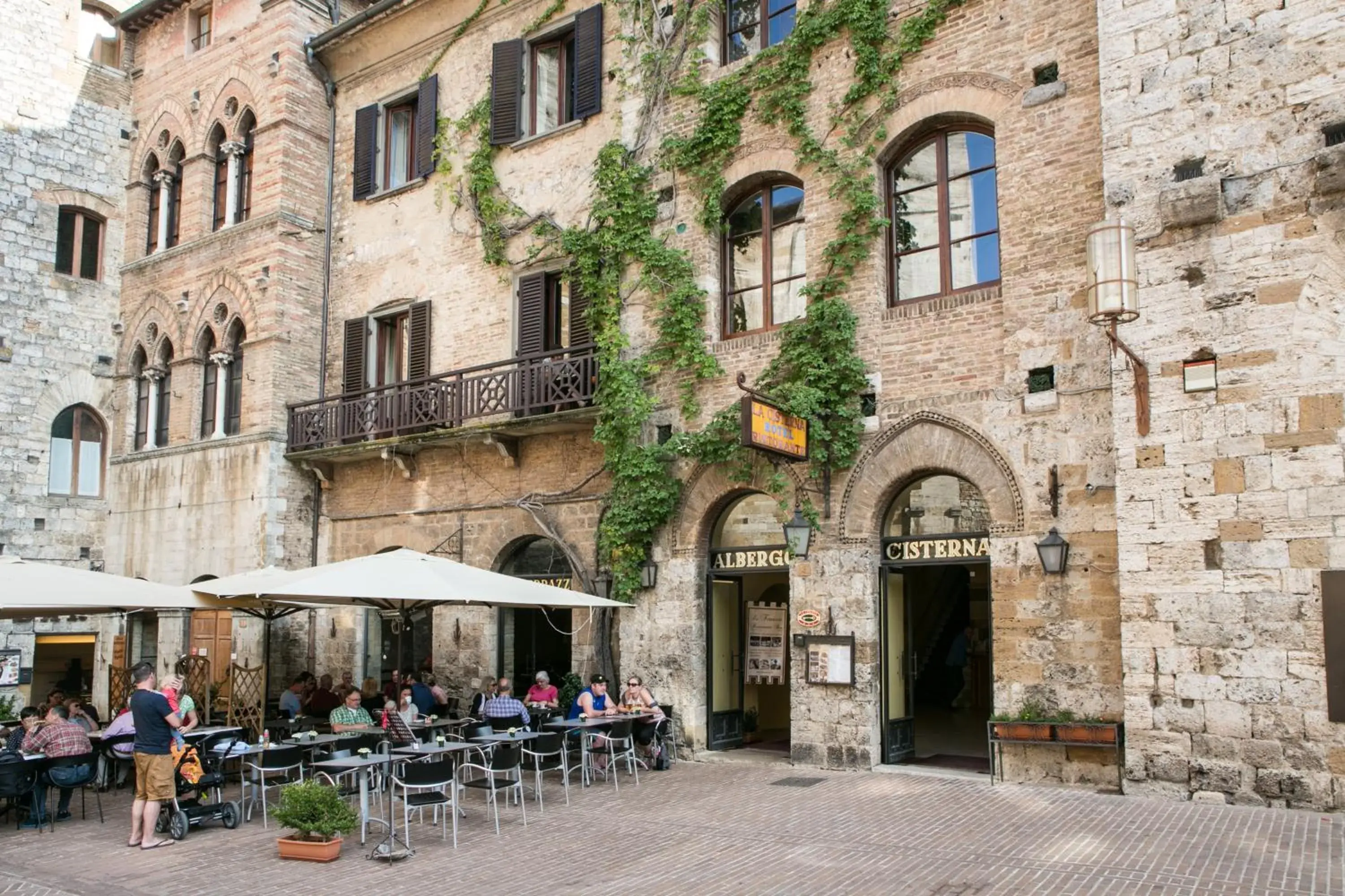 Facade/entrance in Hotel La Cisterna