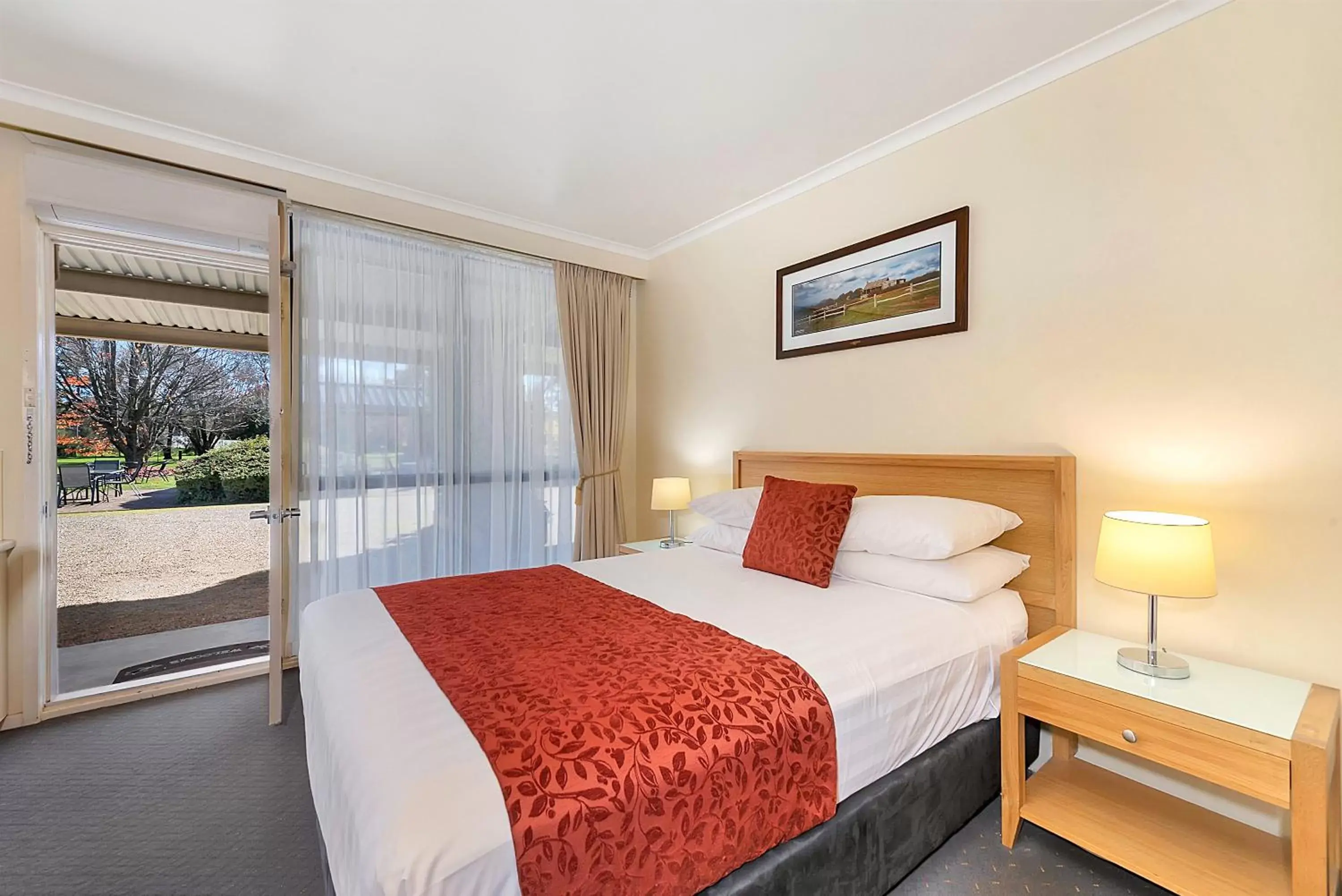 Photo of the whole room, Bed in Beechworth Motor Inn