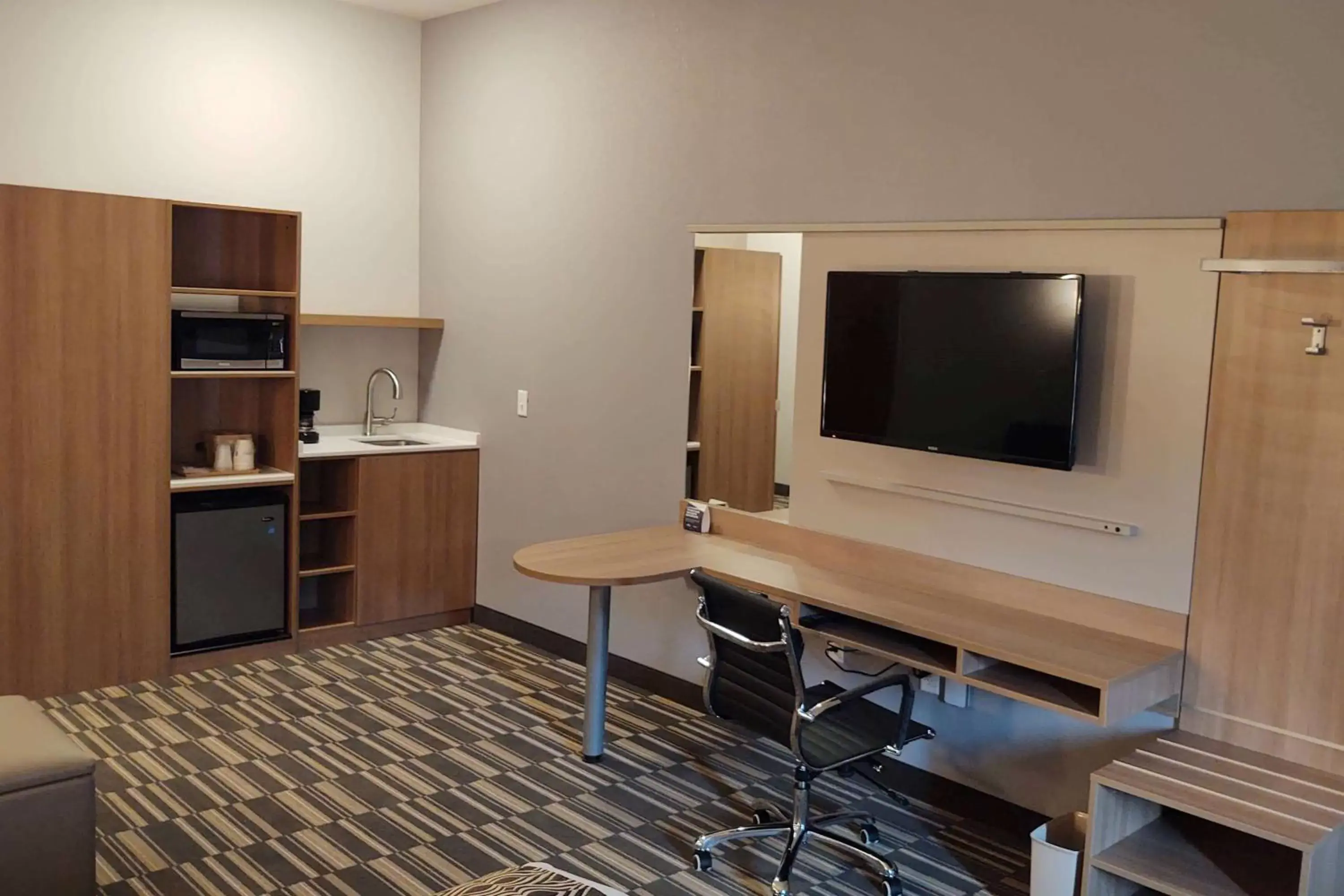 Photo of the whole room, TV/Entertainment Center in Microtel Inn & Suites by Wyndham Liberty NE Kansas City Area