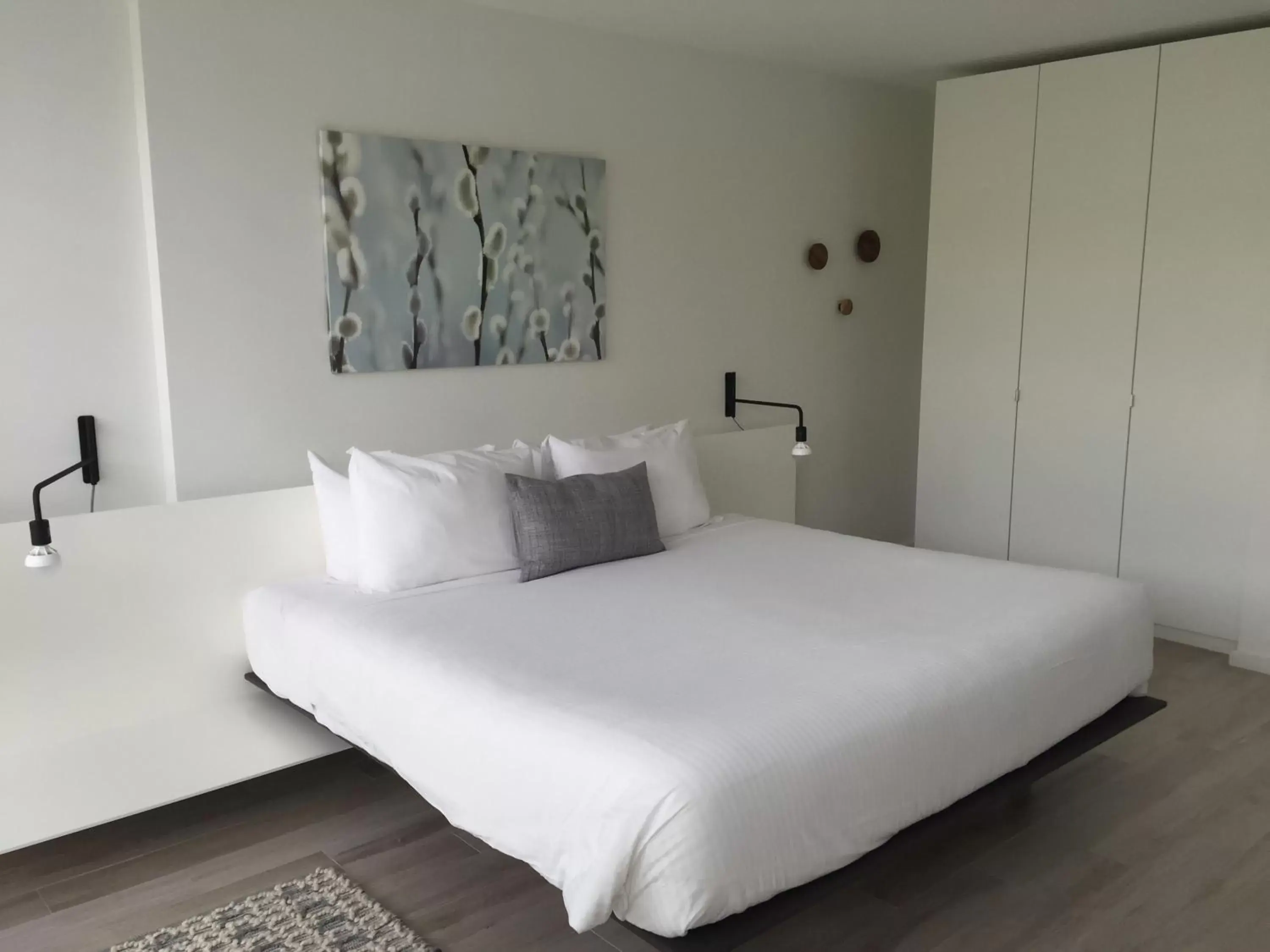Bedroom, Bed in Beach Haus Key Biscayne Contemporary Apartments