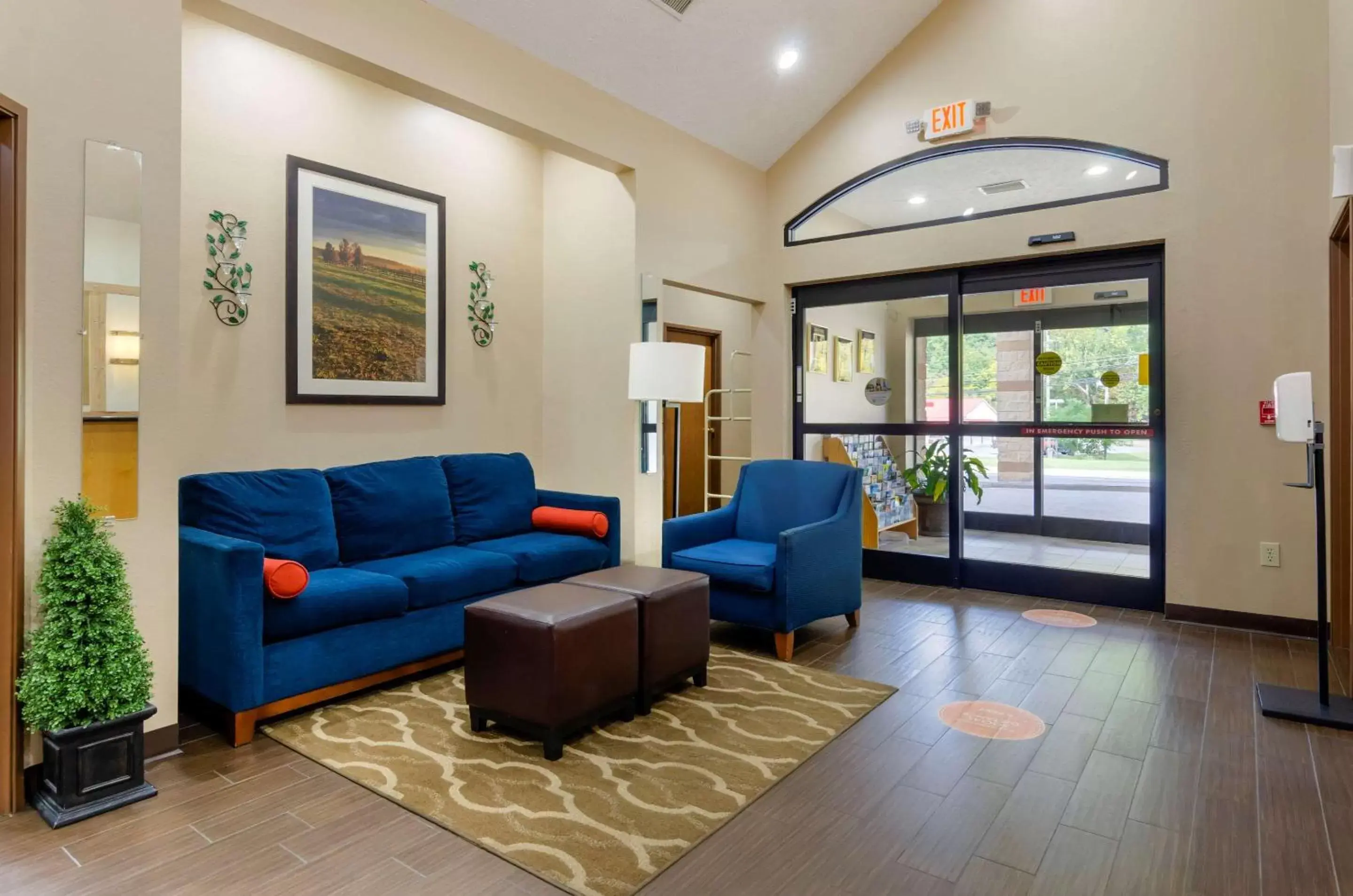 Lobby or reception, Seating Area in Comfort Inn Atkins-Marion I-81