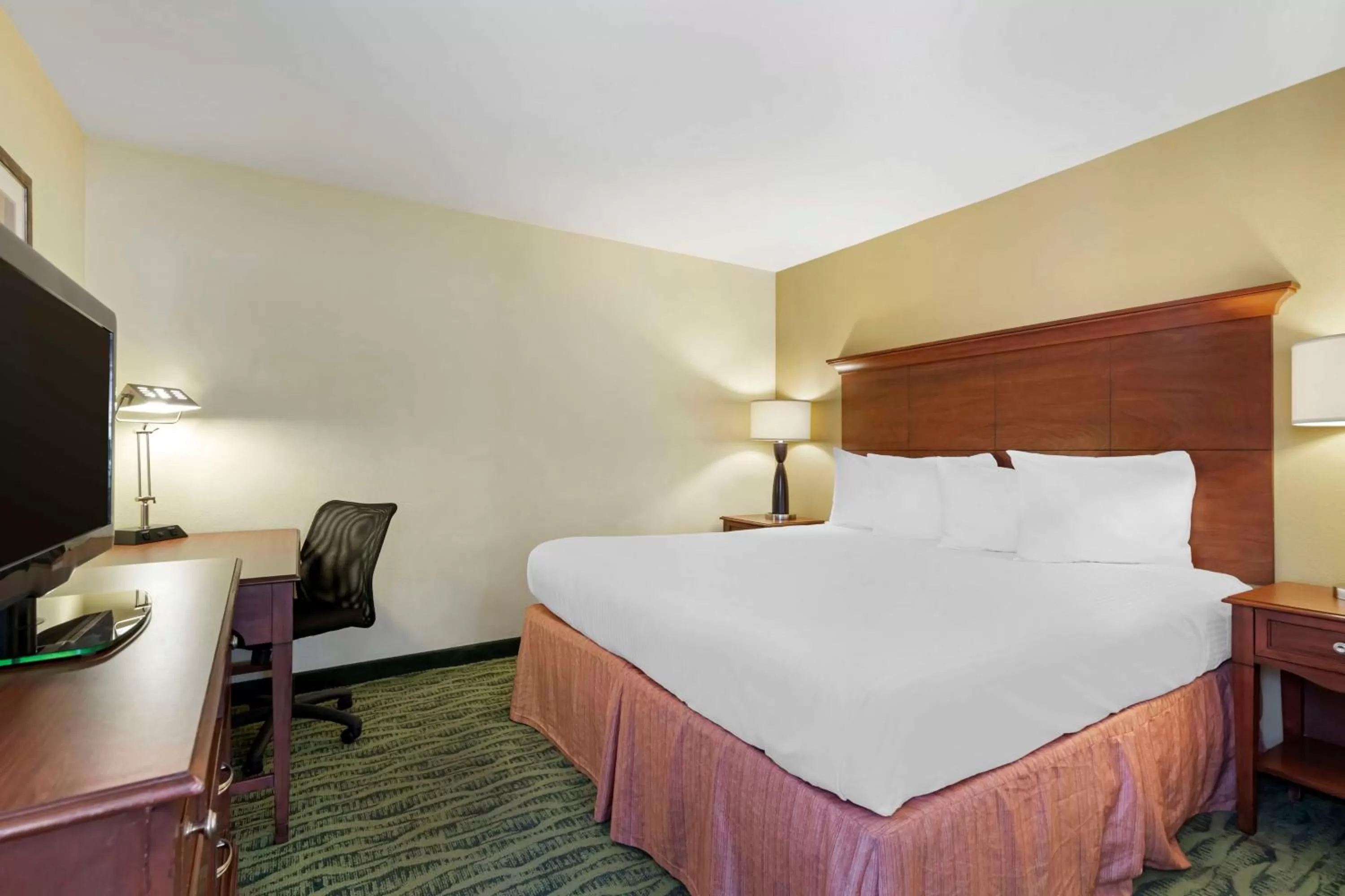 Photo of the whole room, Bed in Best Western McAllen Medical Center