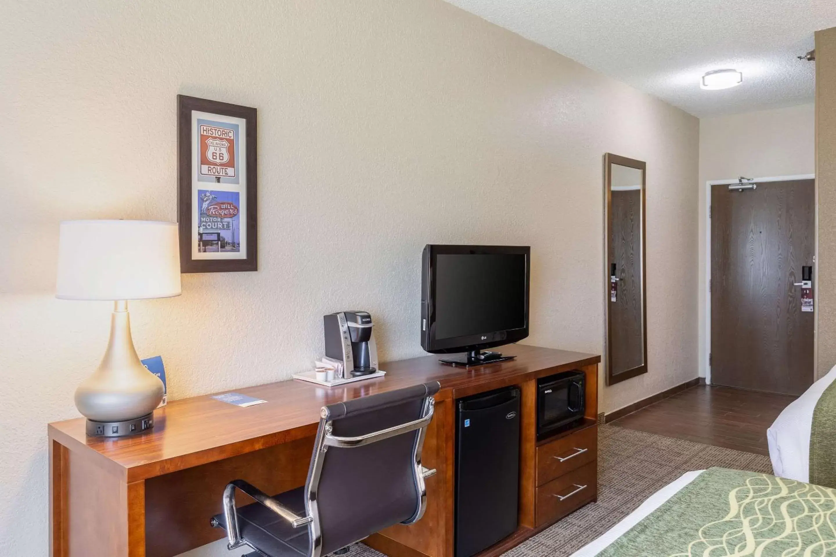 Photo of the whole room, TV/Entertainment Center in Comfort Inn South Tulsa - Woodland Hills