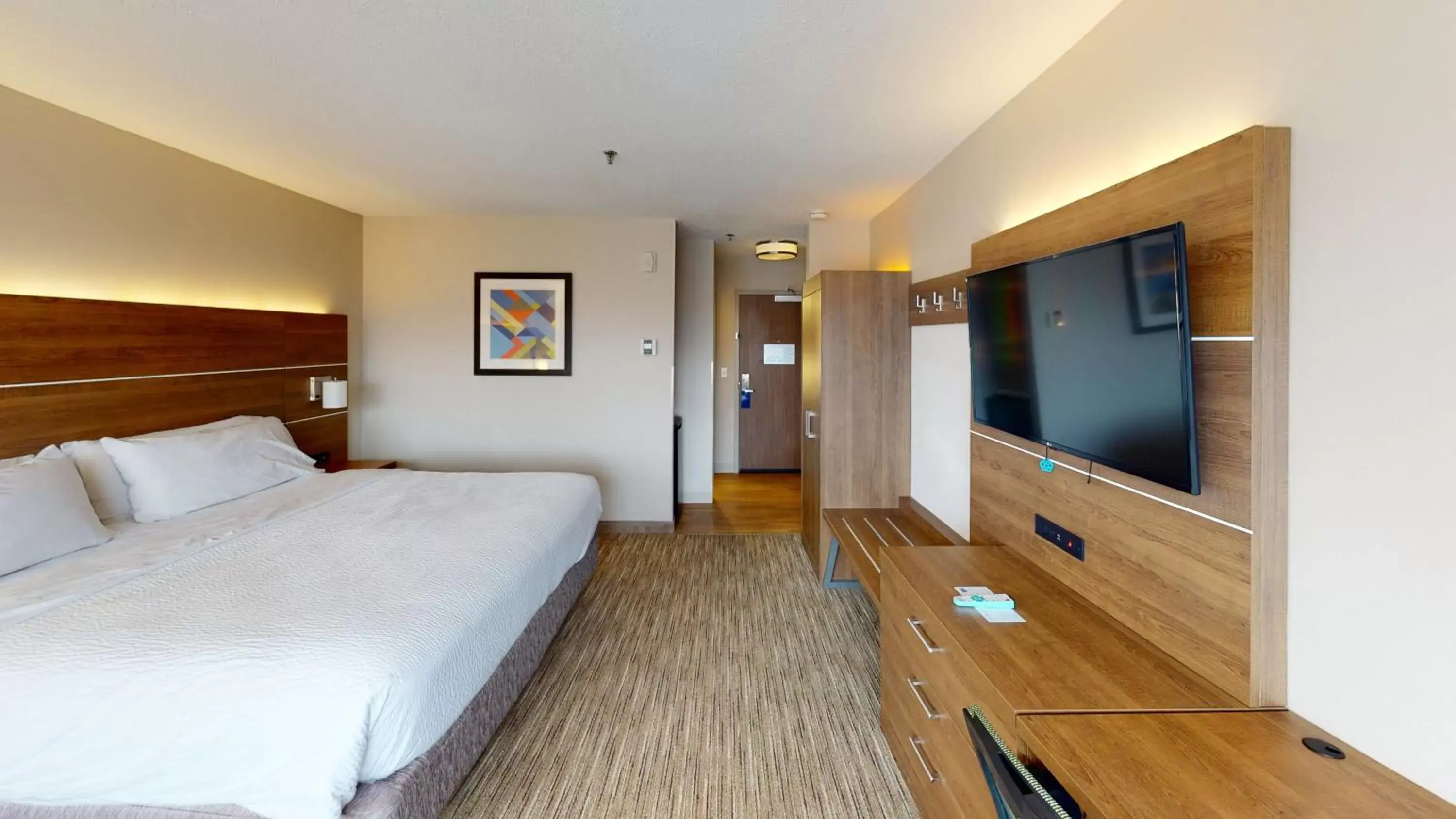 Bedroom, TV/Entertainment Center in Holiday Inn Express South Burlington, an IHG Hotel