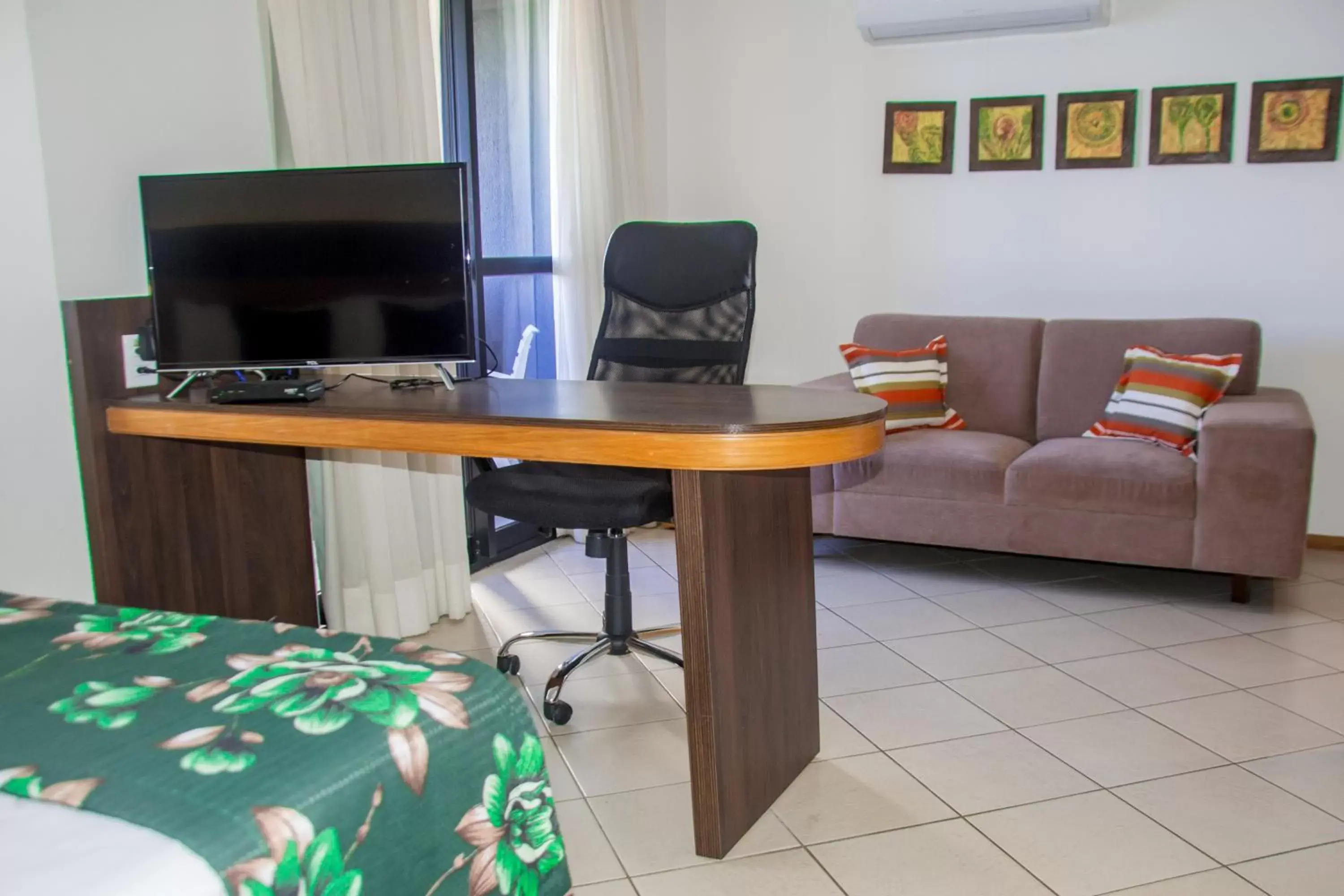 Living room, TV/Entertainment Center in Quality Suites Natal