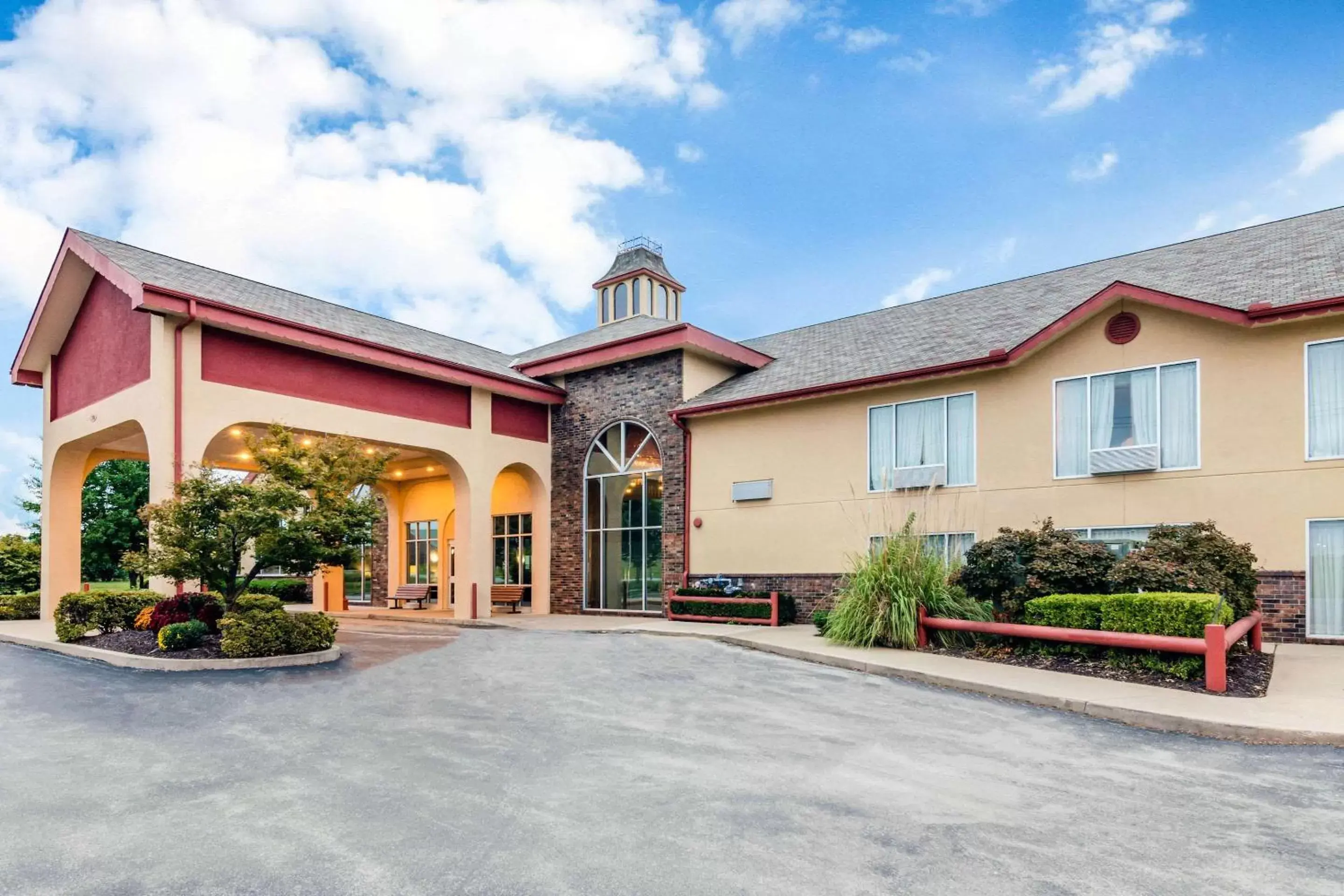 Property Building in Quality Inn & Suites Carthage