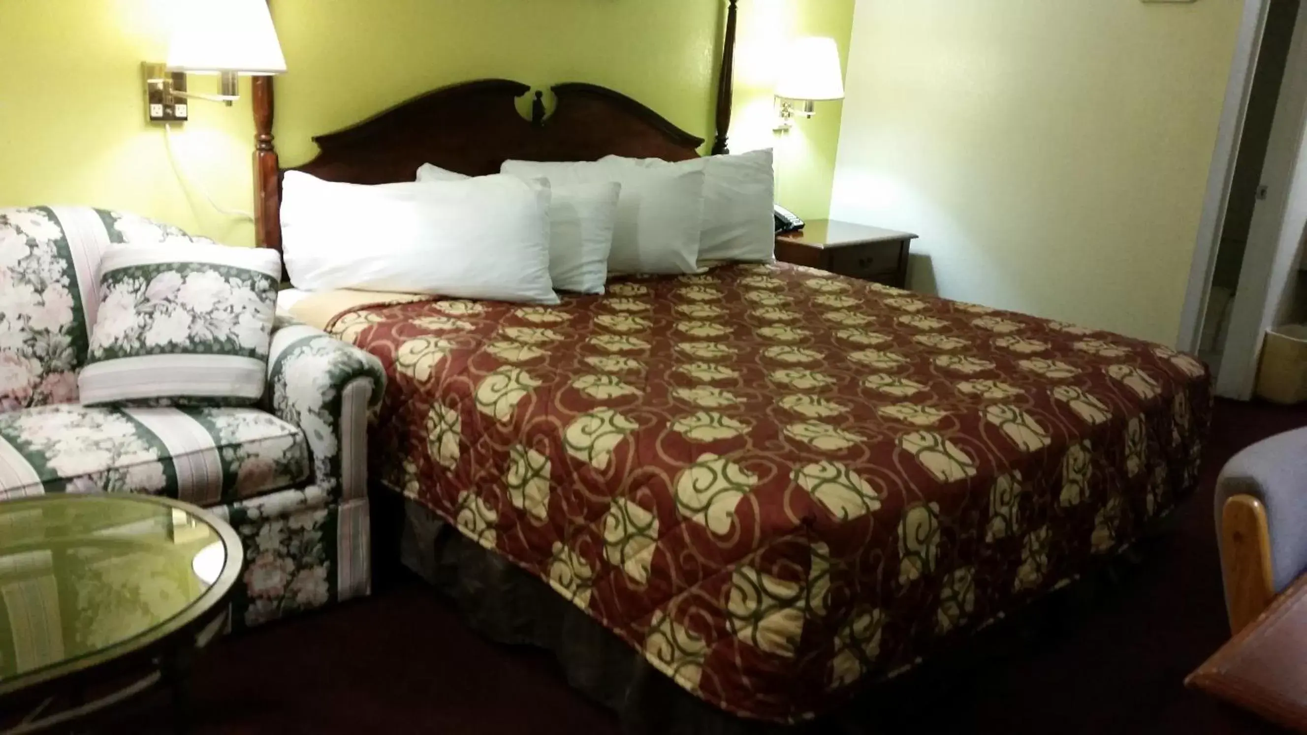 Photo of the whole room, Bed in San Marcos Inn