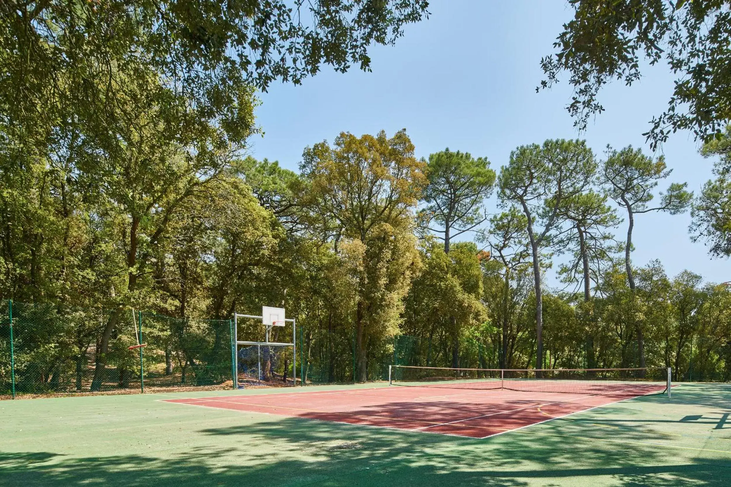 Tennis court in Club Vacances Bleues Les Jardins De l'Atlantique