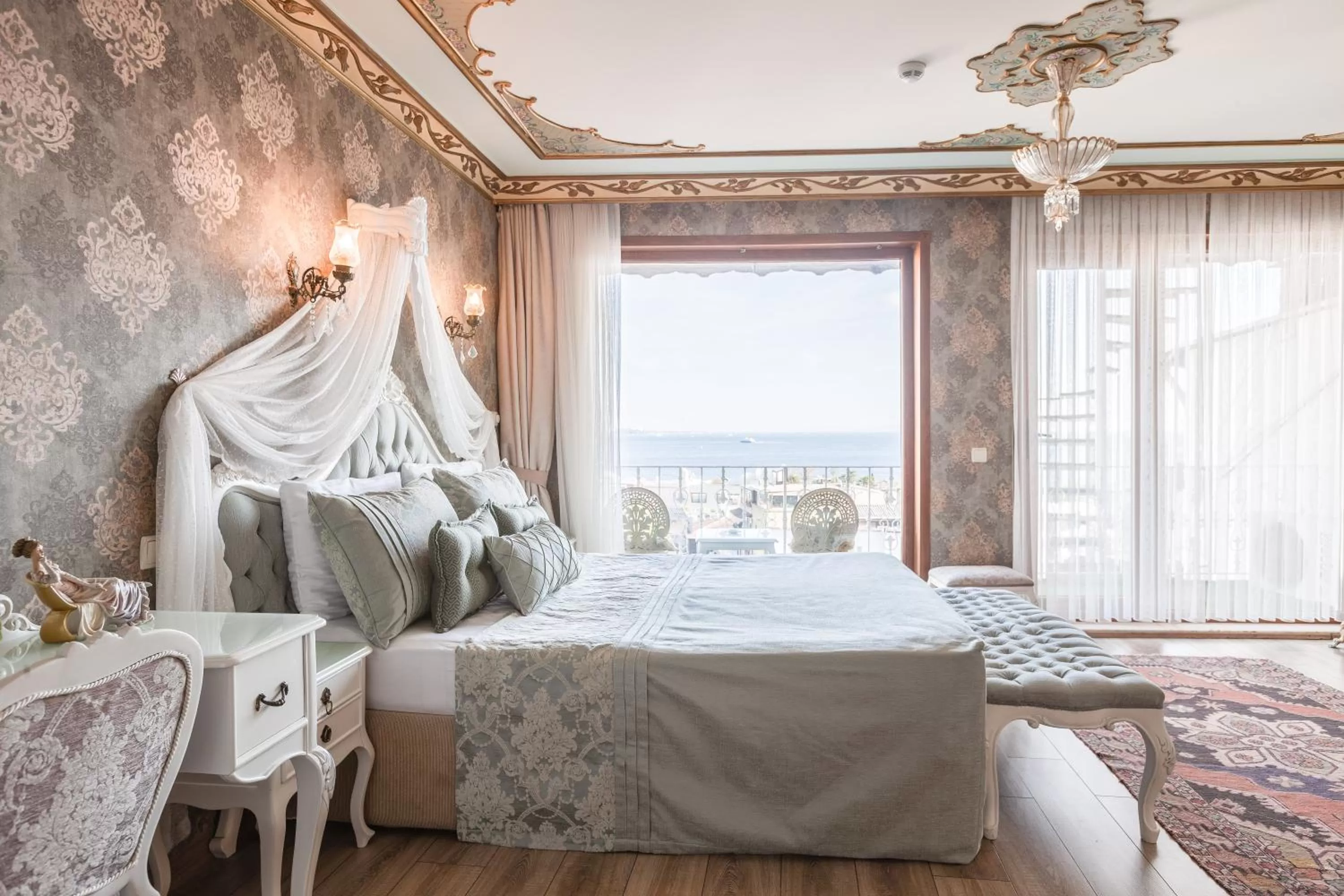 Sea view, Bed in Romantic Hotel Istanbul