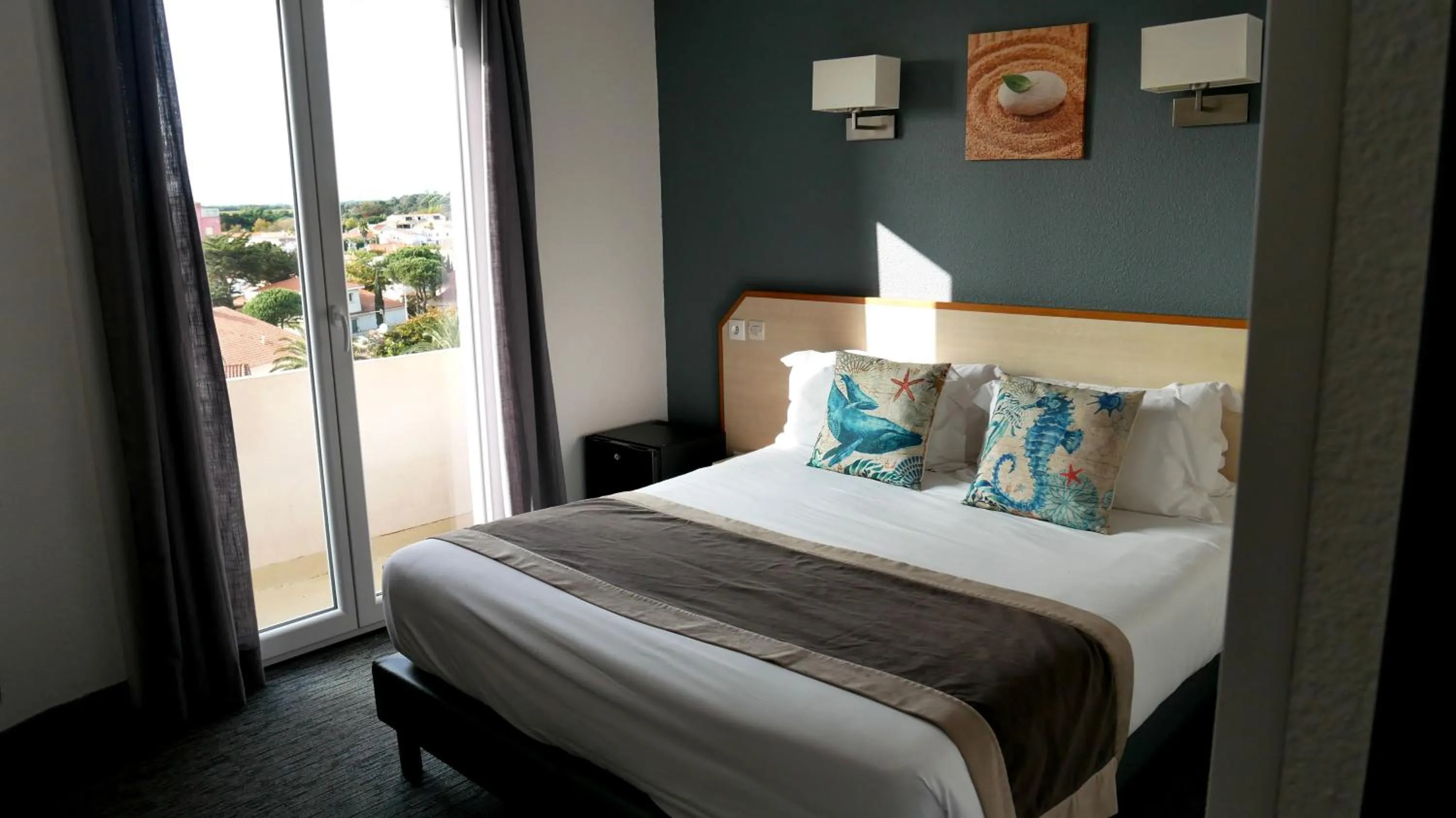 Photo of the whole room, Bed in Le Regina Hôtel et restaurant Canet-plage