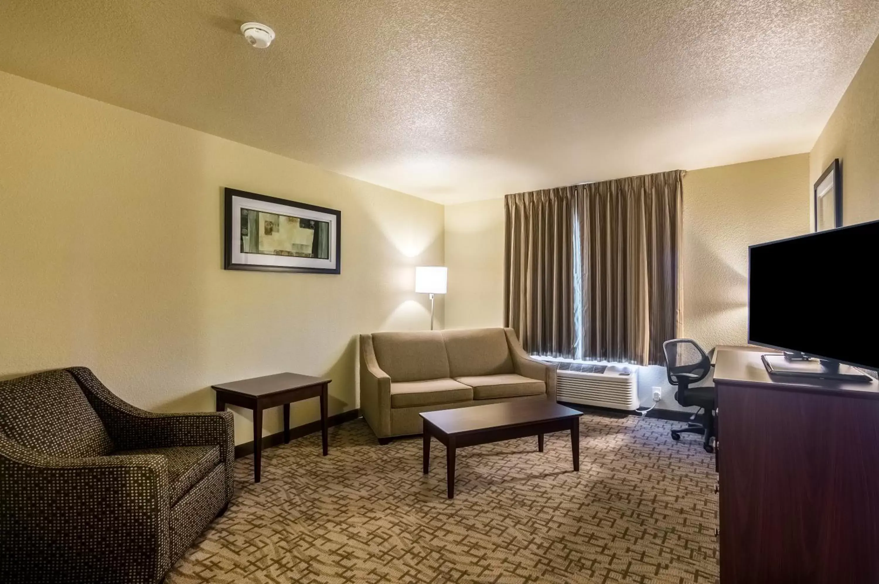 Bed, Seating Area in Cobblestone Inn & Suites - Lakin