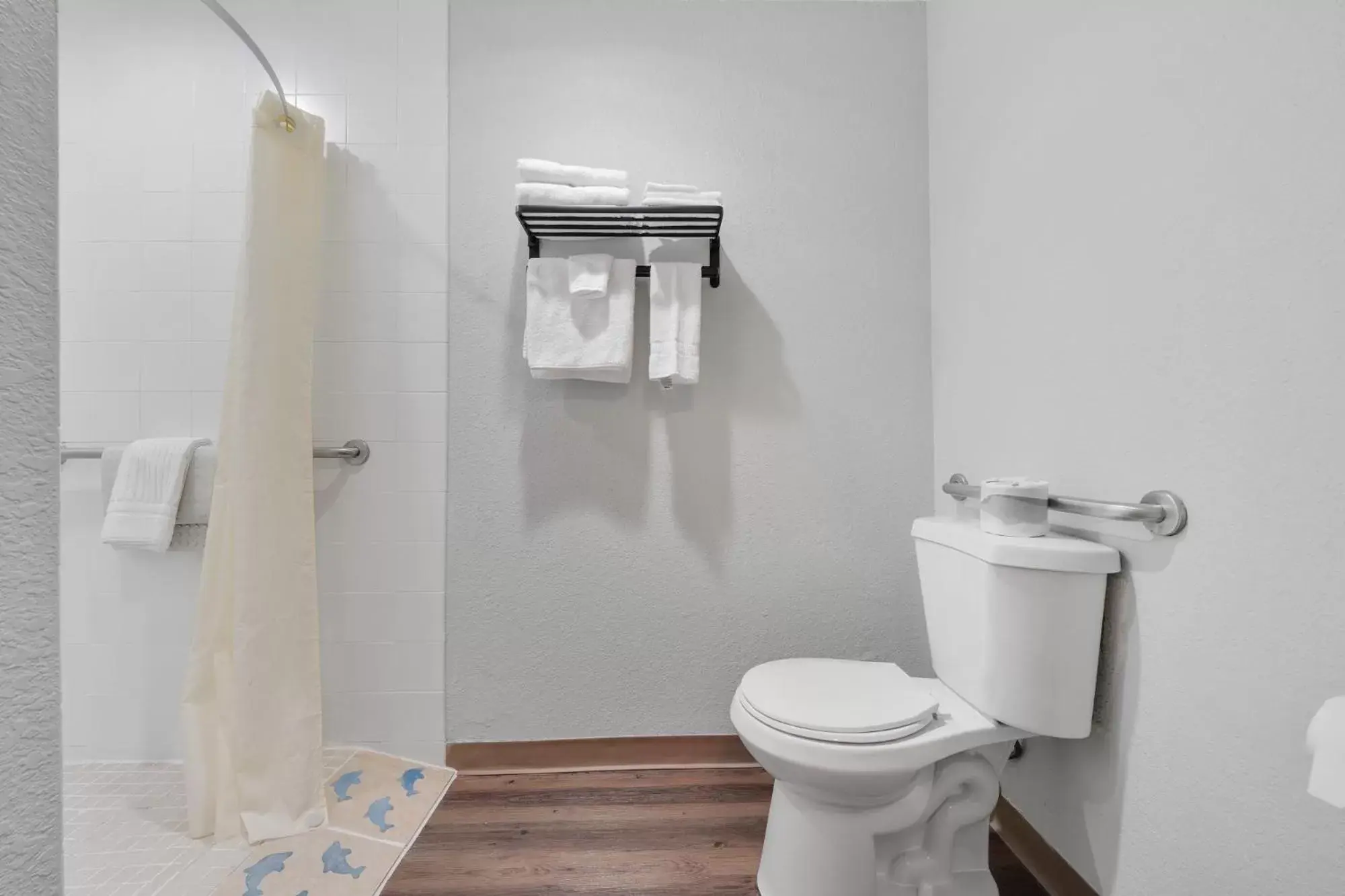 Bathroom in Garibaldi Inn at the Bay