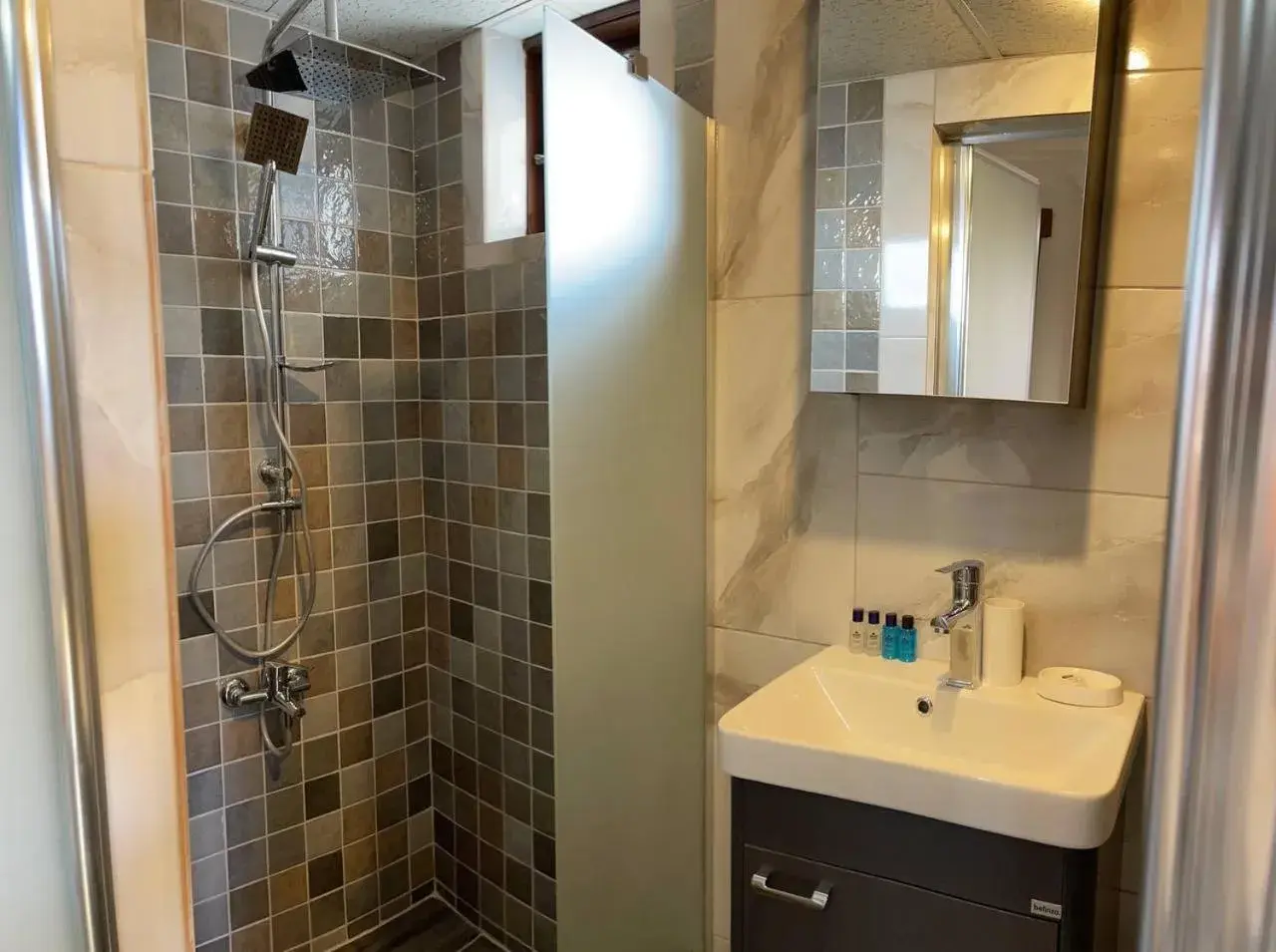 Shower, Bathroom in Hotel Karyatit Kaleici