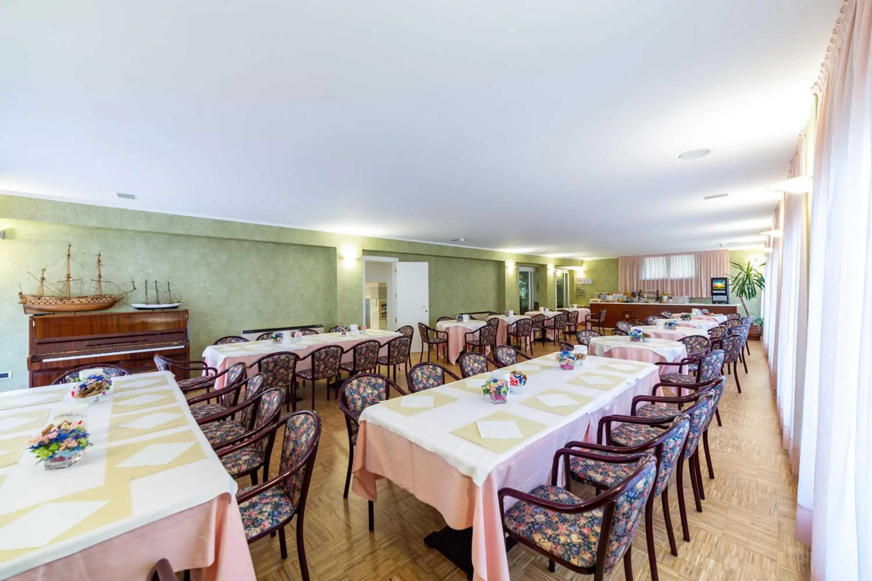 Restaurant/Places to Eat in Hotel Corallo