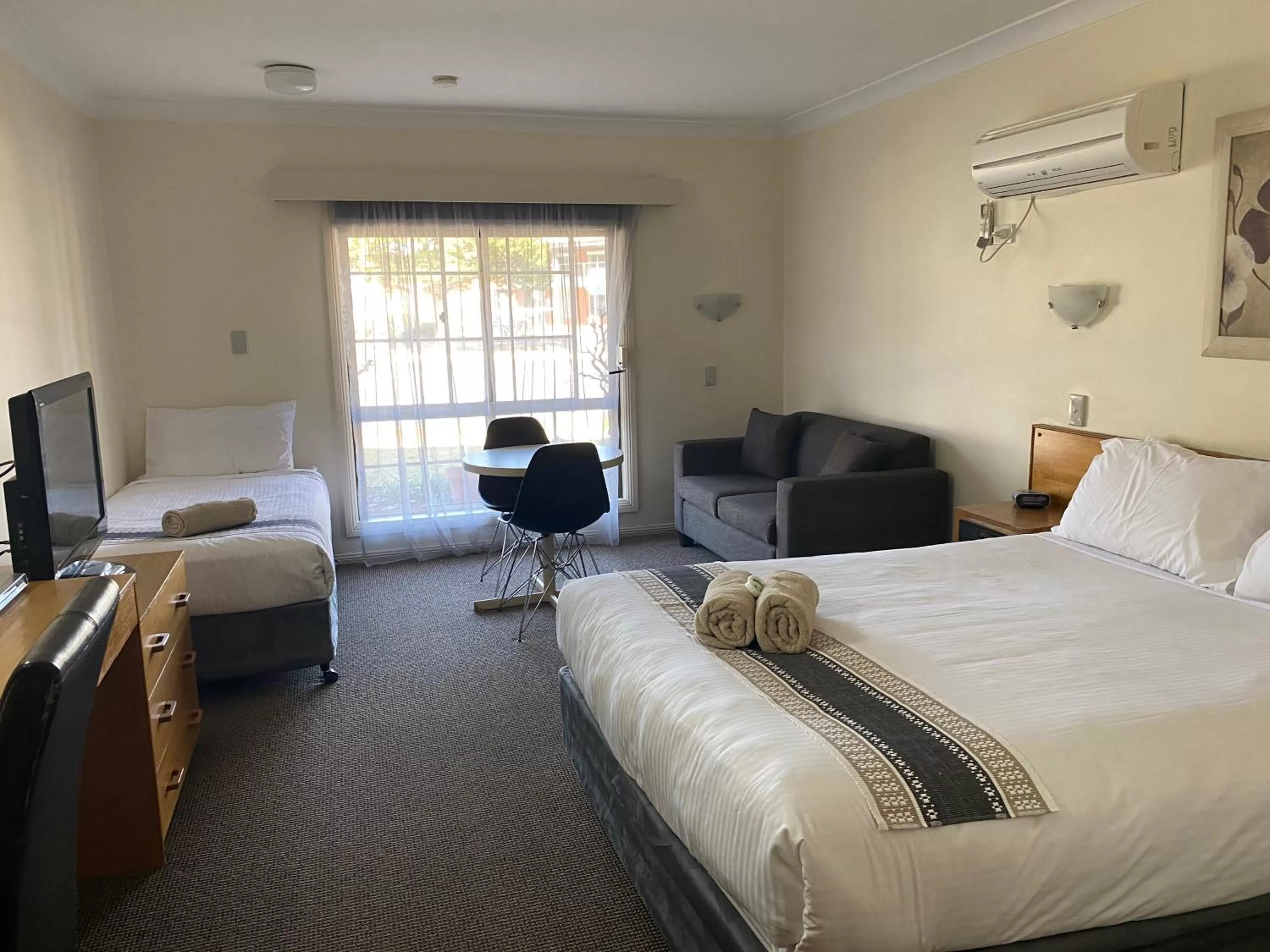 Property building, Bed in All Settlers Motor Inn Parkes