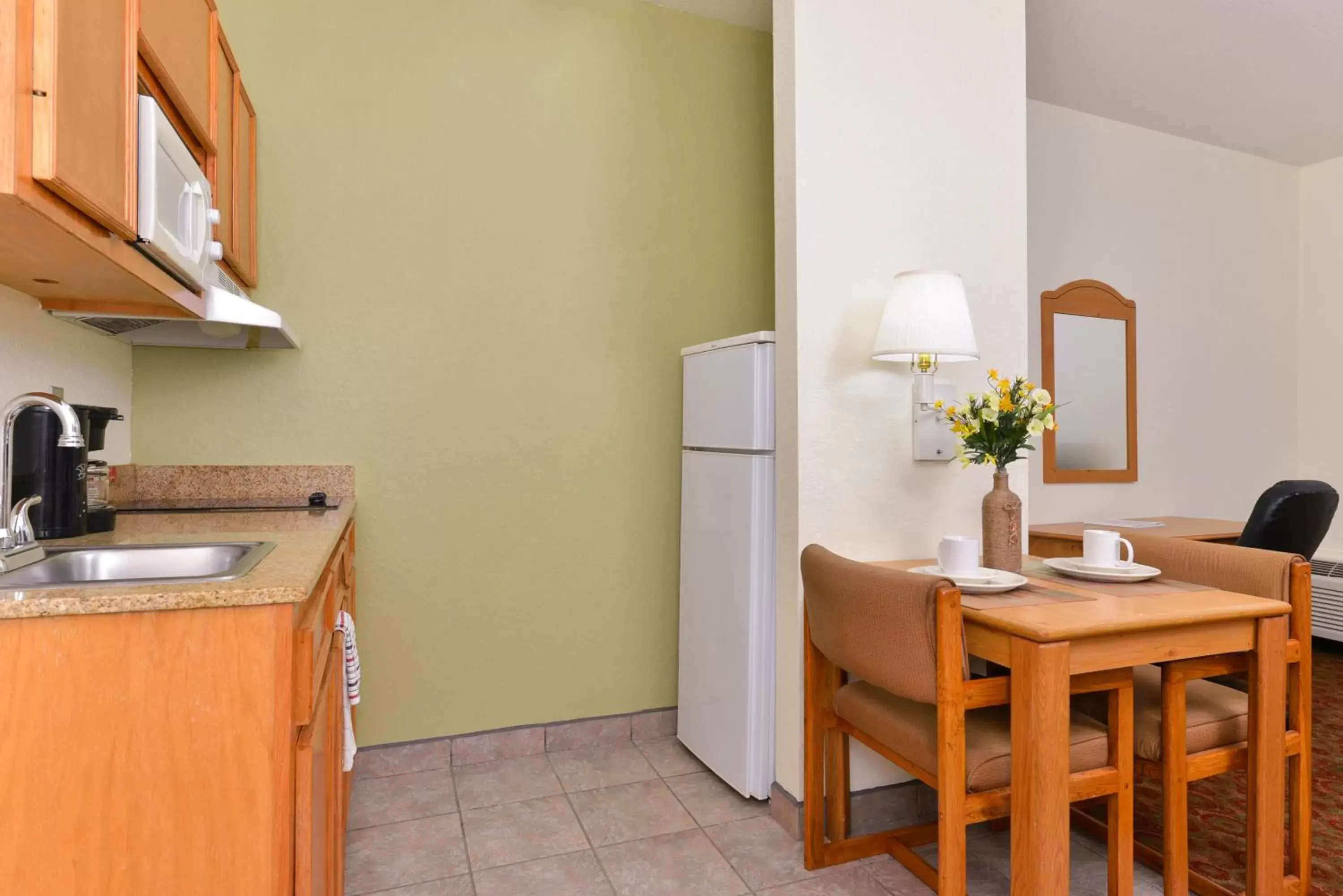 Kitchen/Kitchenette in Americas Best Value Inn & Suites-Winnie