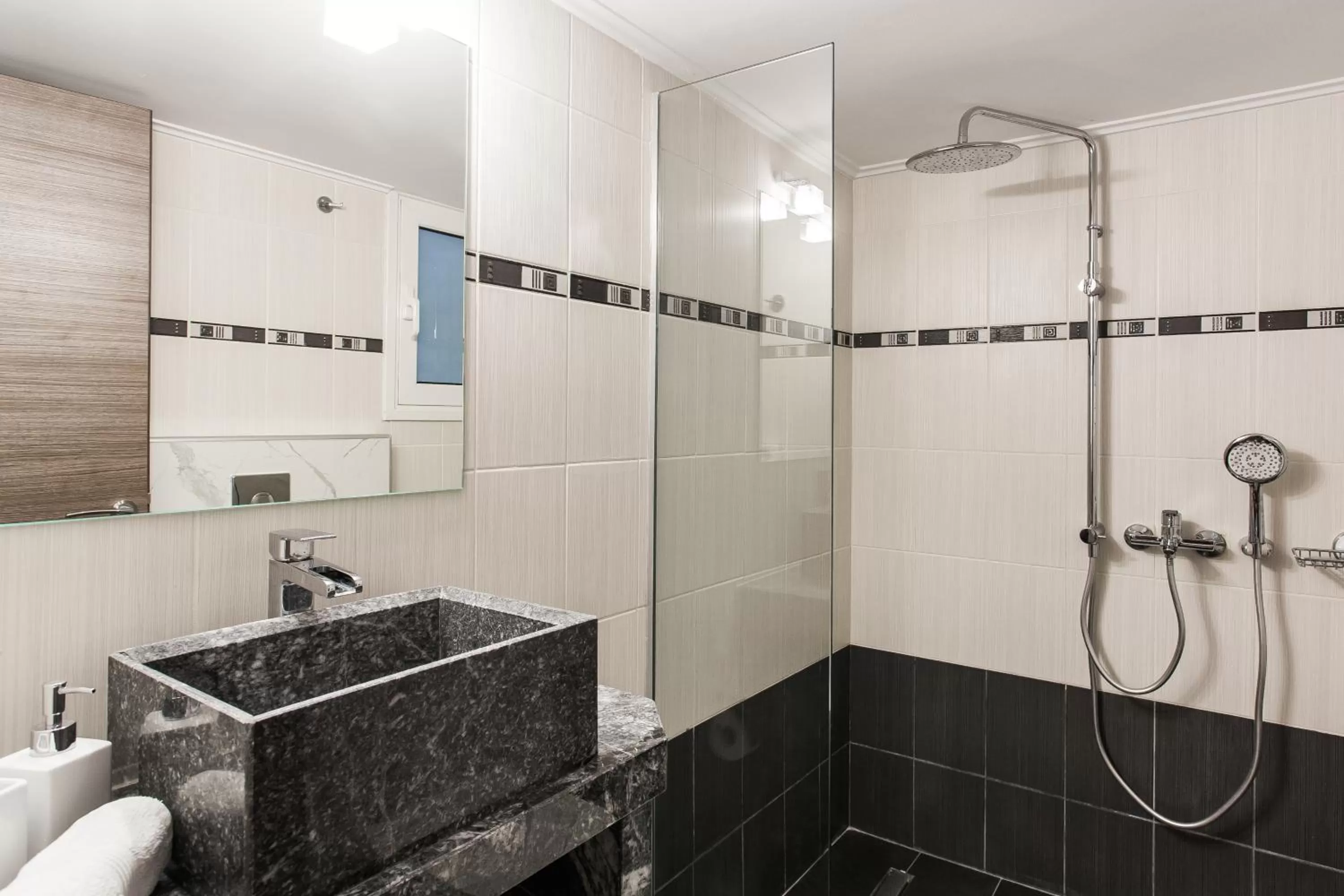 Bathroom in Nicholas Point Apartments and Rooms