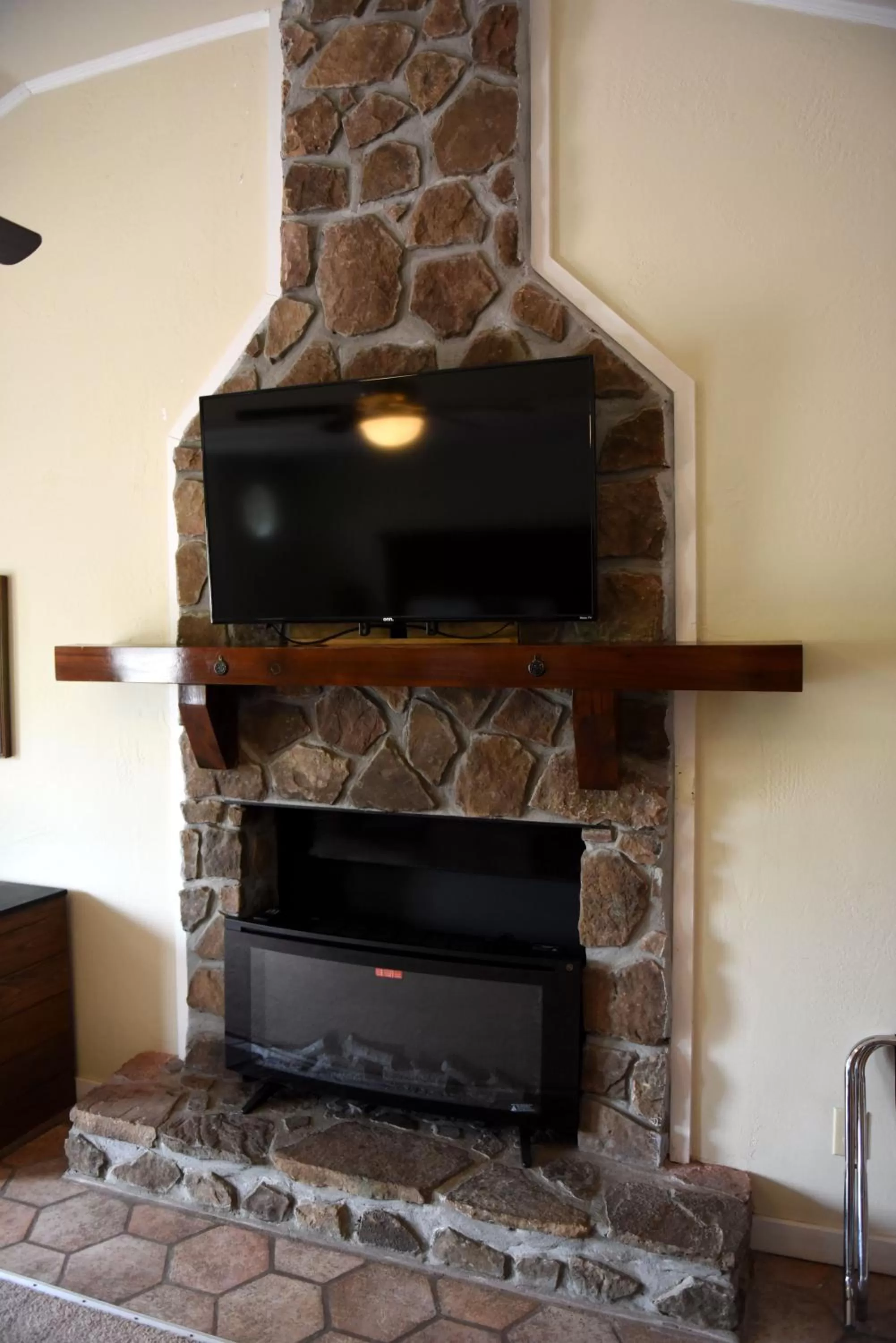 TV and multimedia in Heidi Motel - Helen