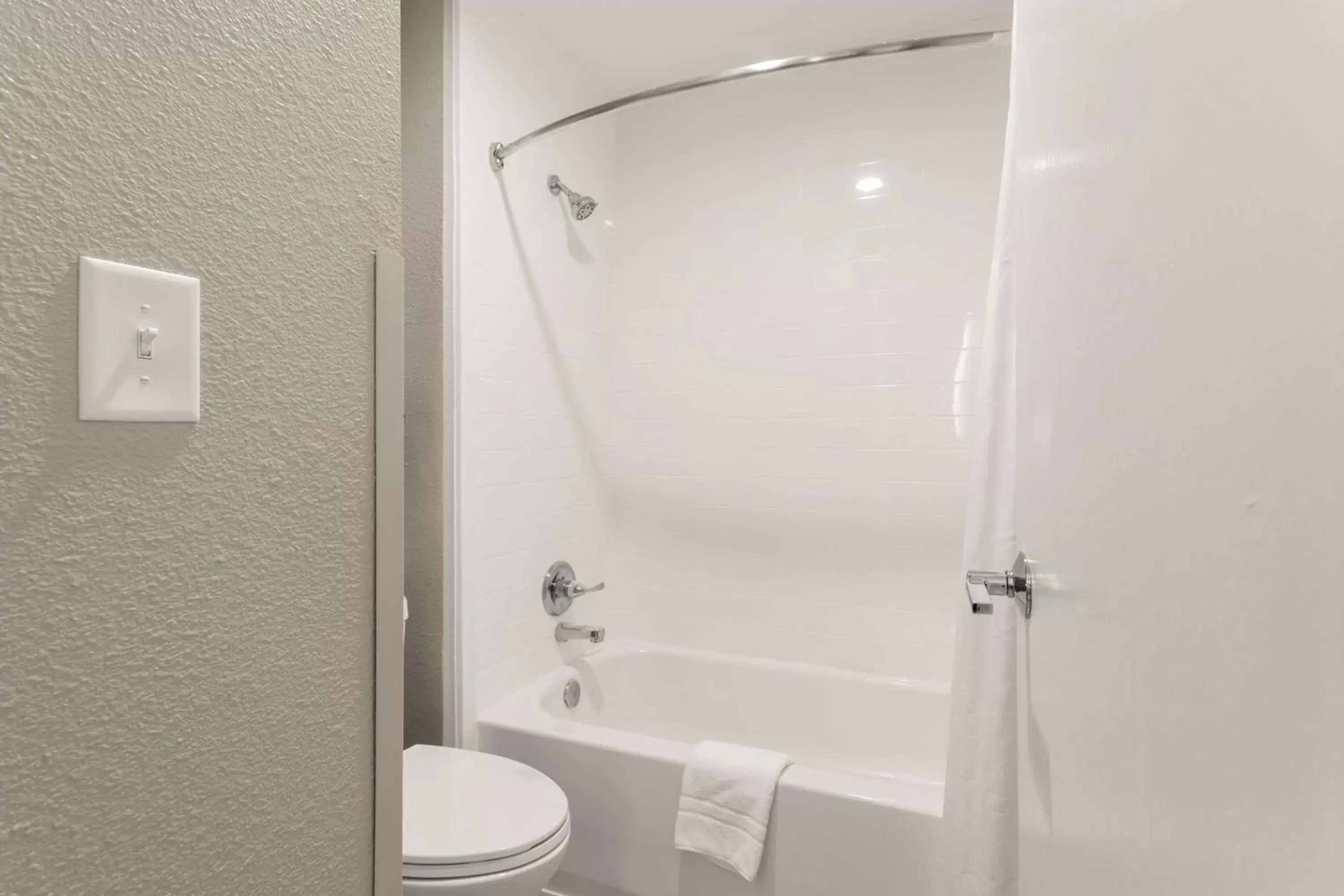 Bathroom in Best Western Plus Magnolia Inn & Suites