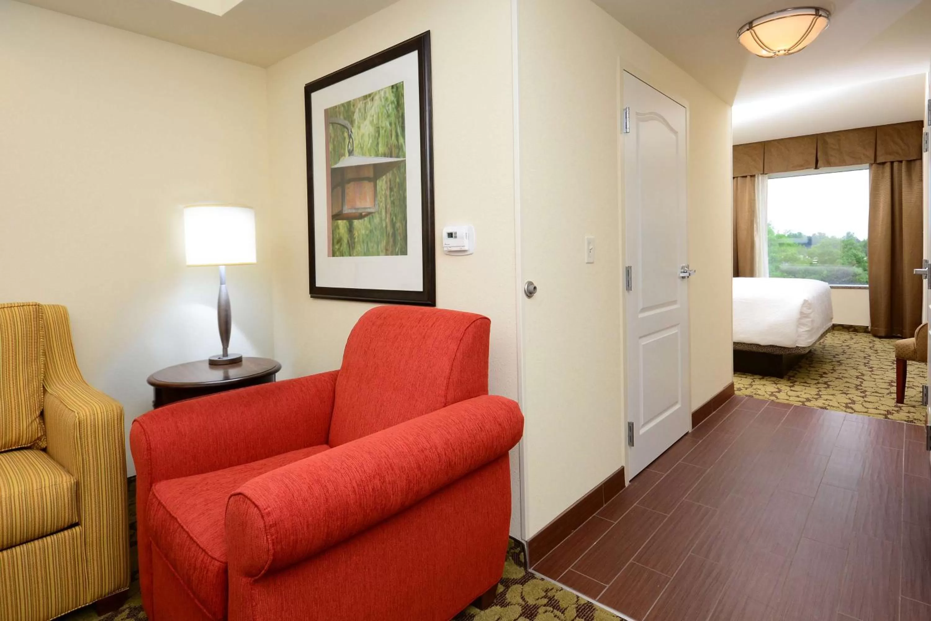 Living room, Bed in Hilton Garden Inn Greensboro Airport