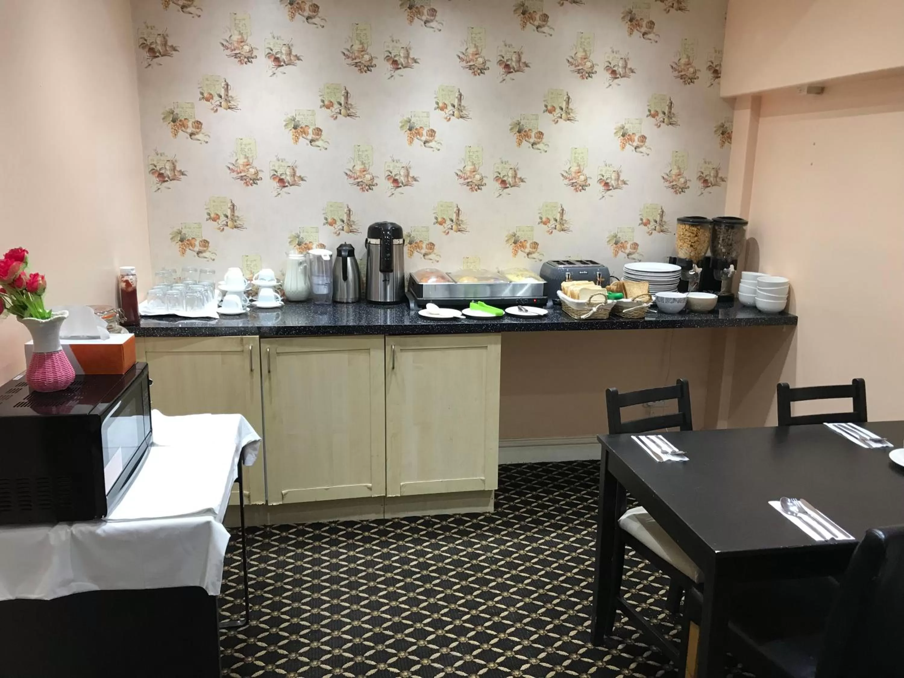 Dining area in Pacific Inn London Heathrow