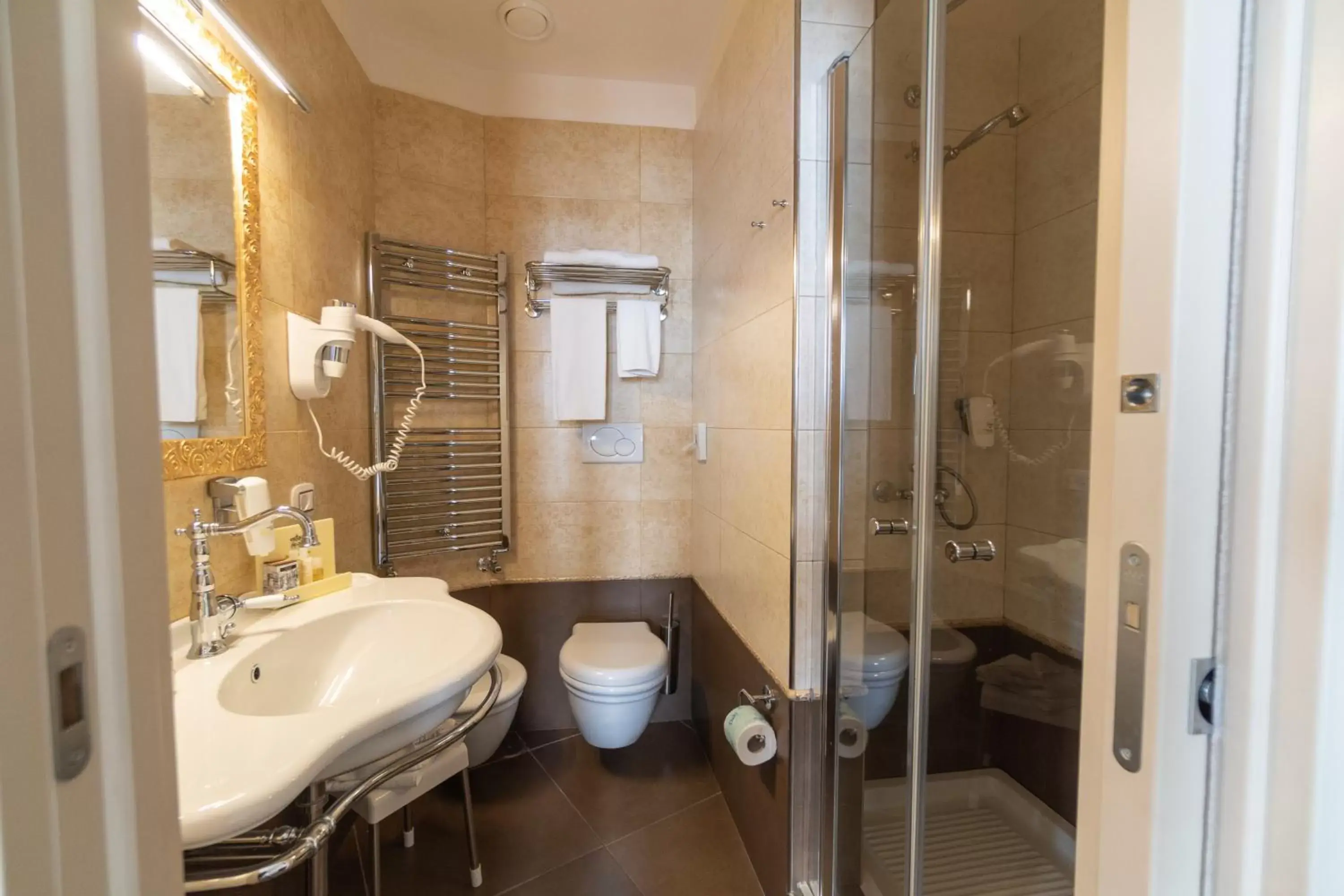 Bathroom in Best Western Plus Hotel Perla Del Porto