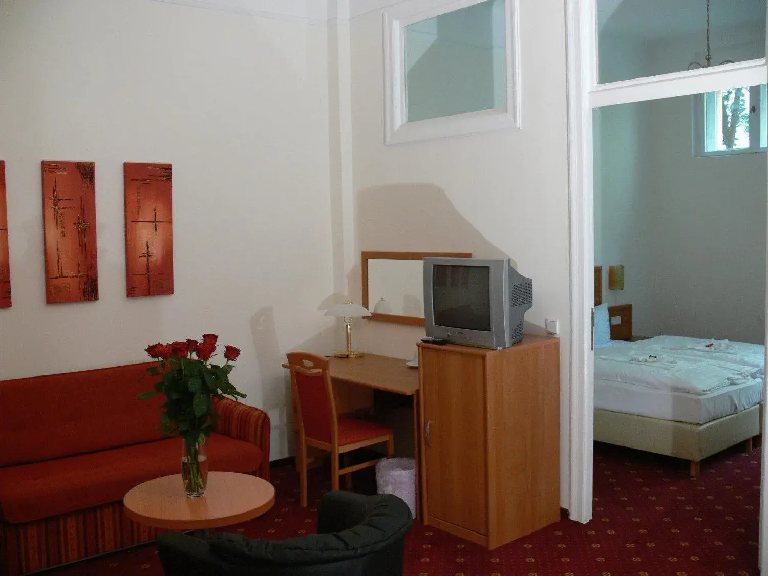Photo of the whole room, TV/Entertainment Center in Hotel Orion Berlin