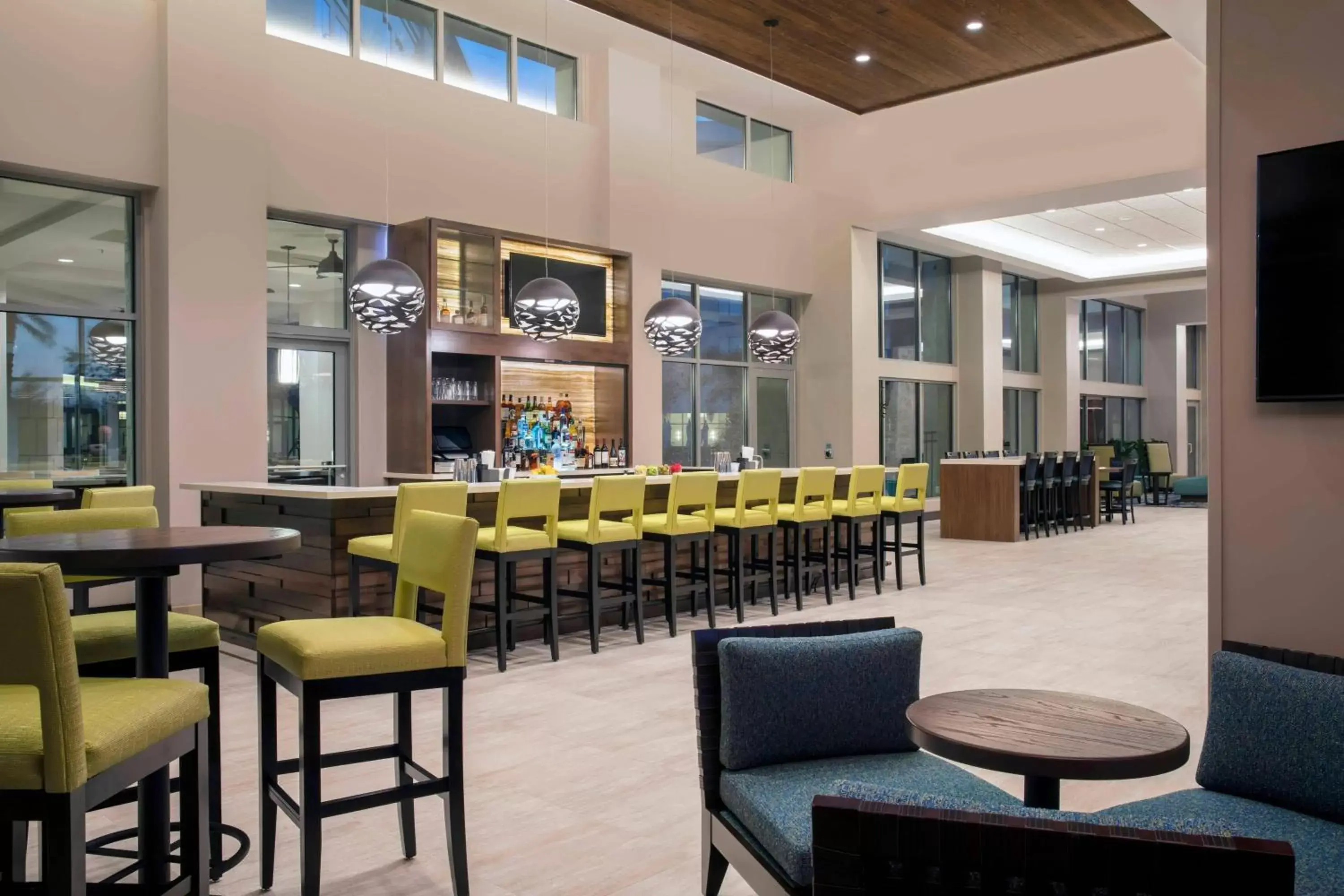 Restaurant/places to eat, Lounge/Bar in SpringHill Suites by Marriott Orlando Theme Parks/Lake Buena Vista
