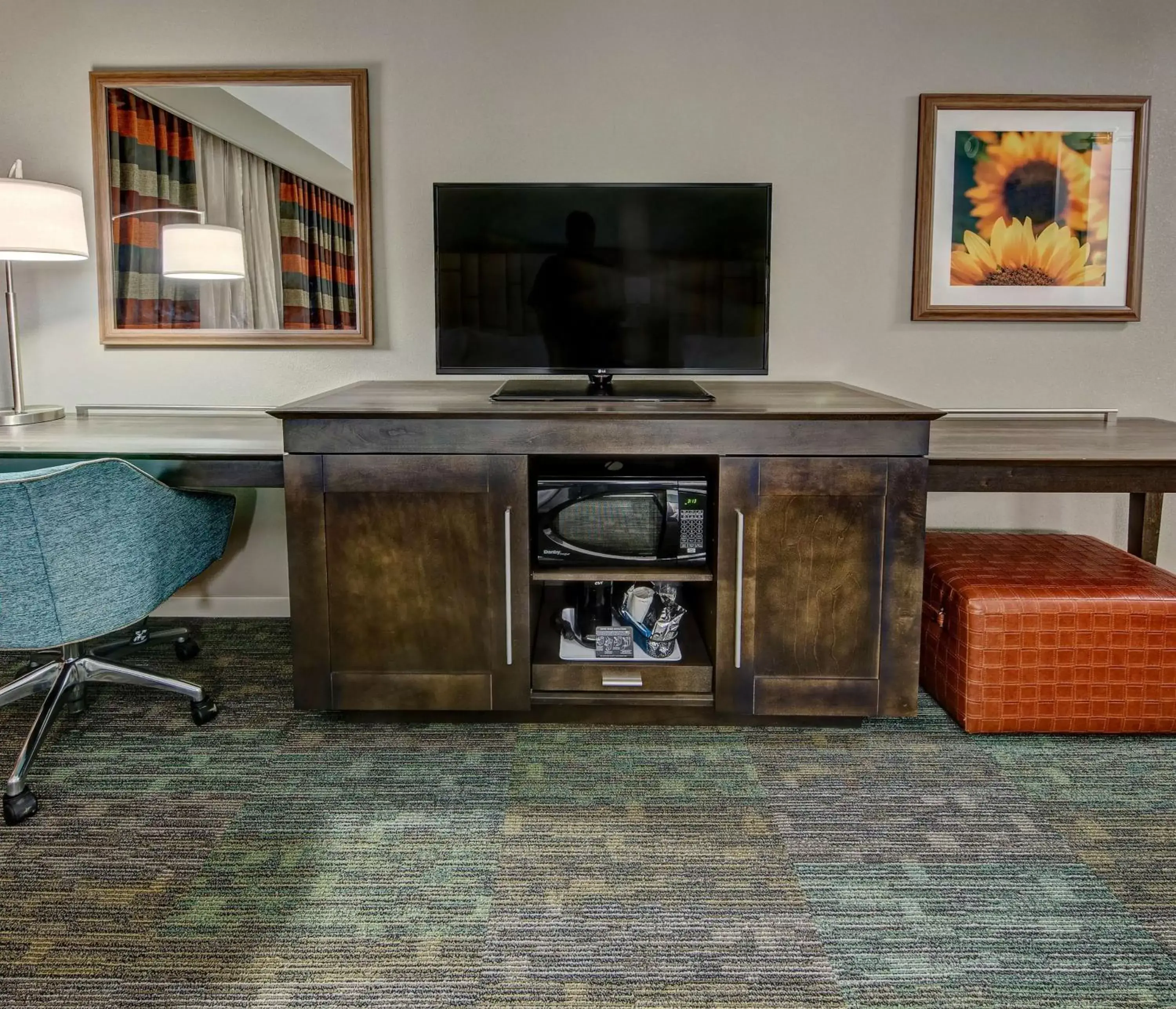 Bed, TV/Entertainment Center in Hampton Inn & Suites Memphis Germantown