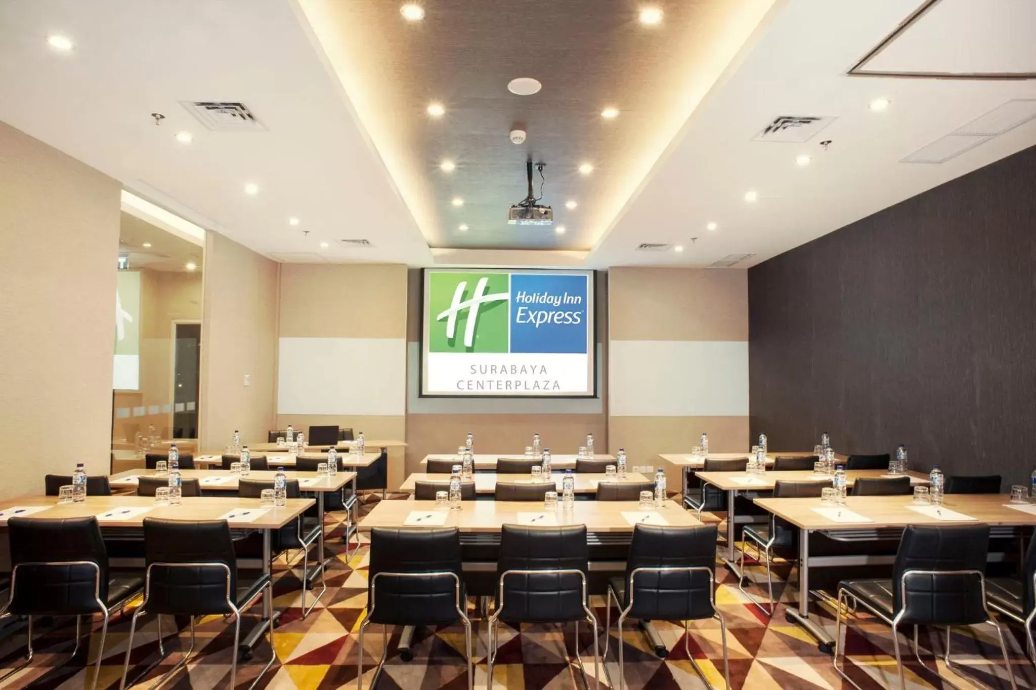 Meeting/conference room in Holiday Inn Express Surabaya CenterPoint, an IHG Hotel