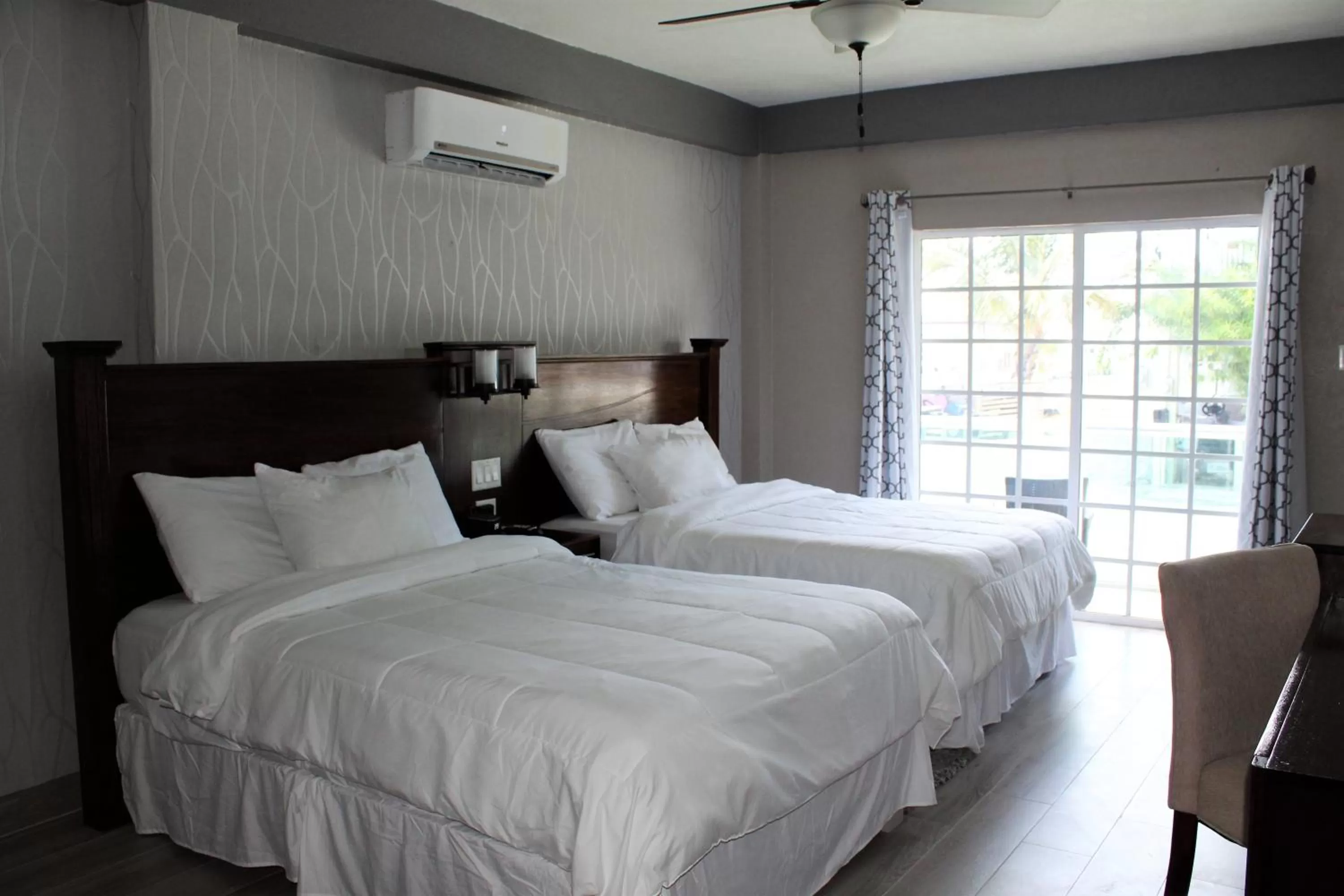 Photo of the whole room, Bed in Barefoot Caye Caulker Hotel