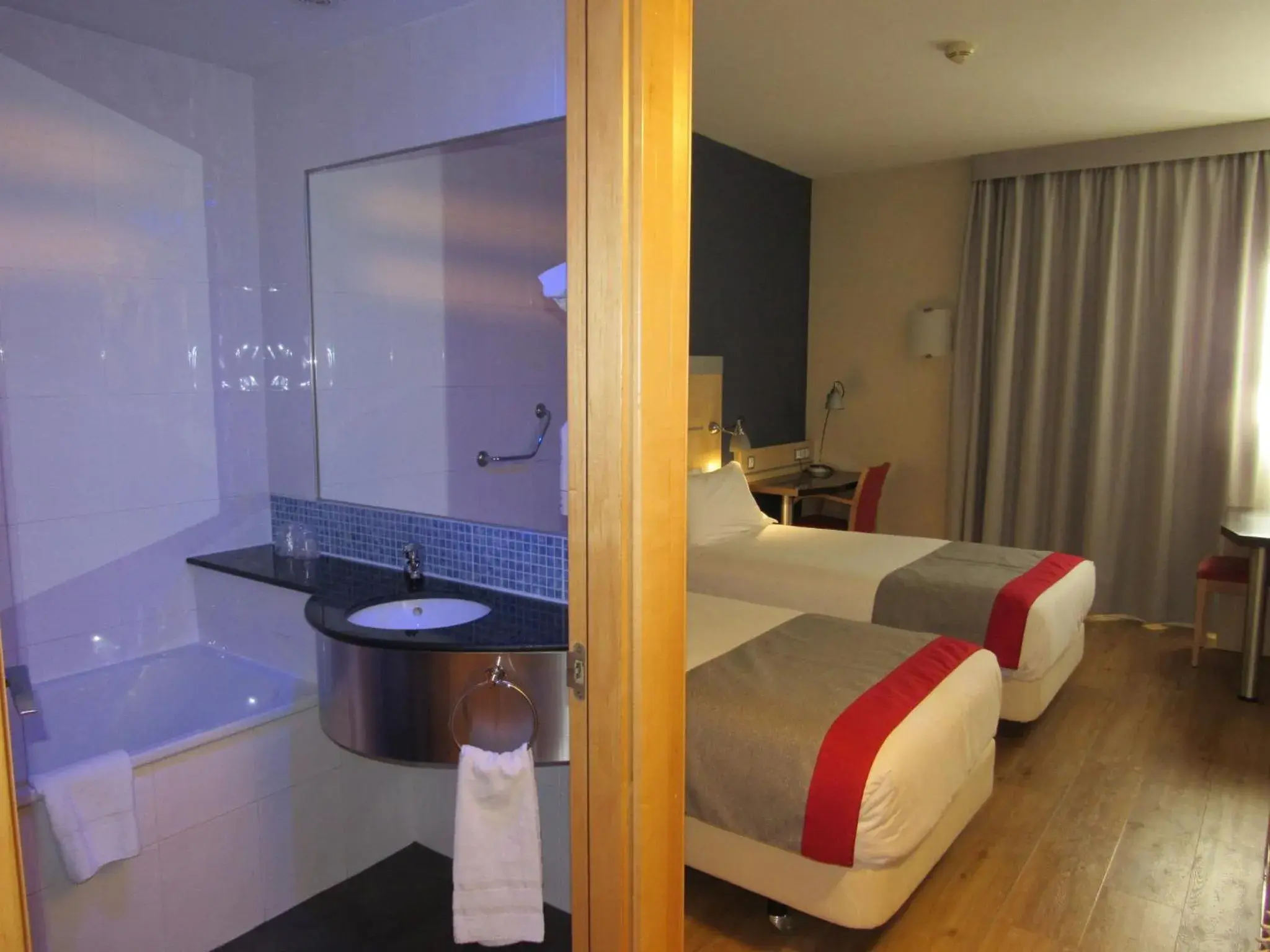 Photo of the whole room, Bathroom in Holiday Inn Express Madrid-Getafe