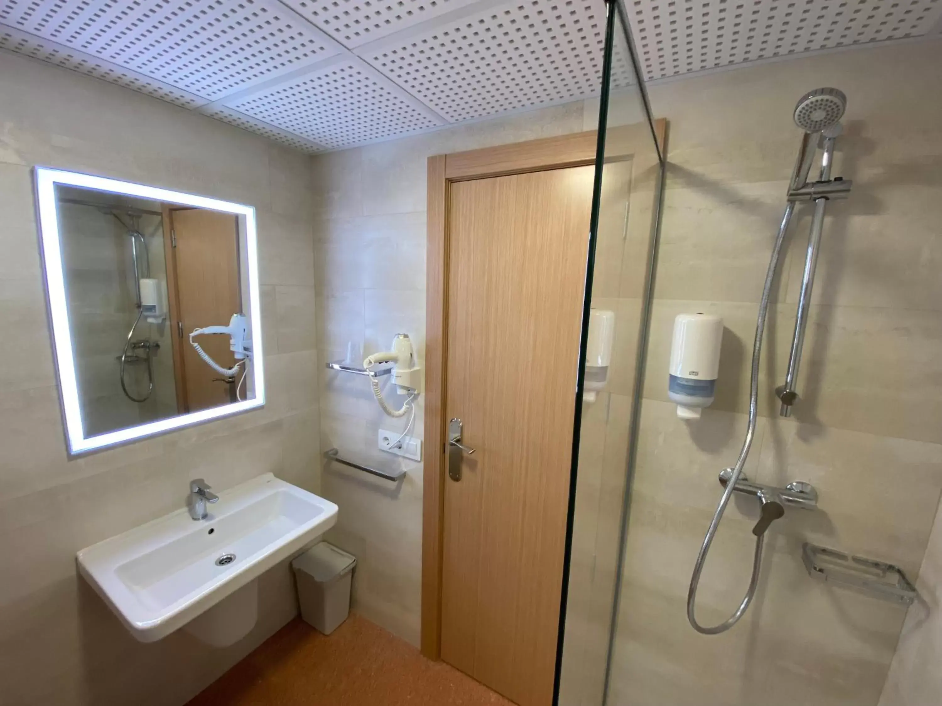 Shower, Bathroom in Hotel Nadal