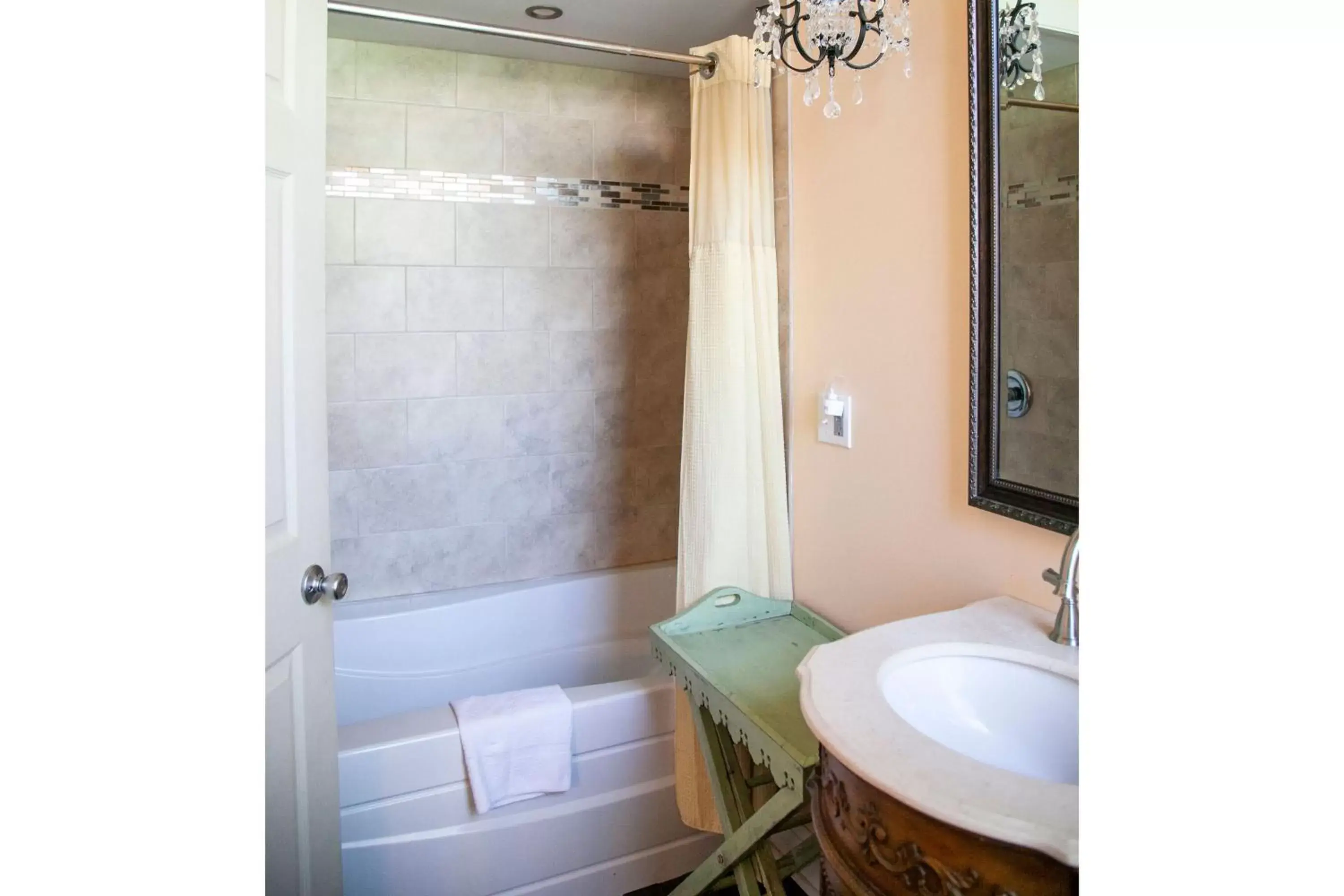 Bathroom in Tybee Island Inn Bed & Breakfast