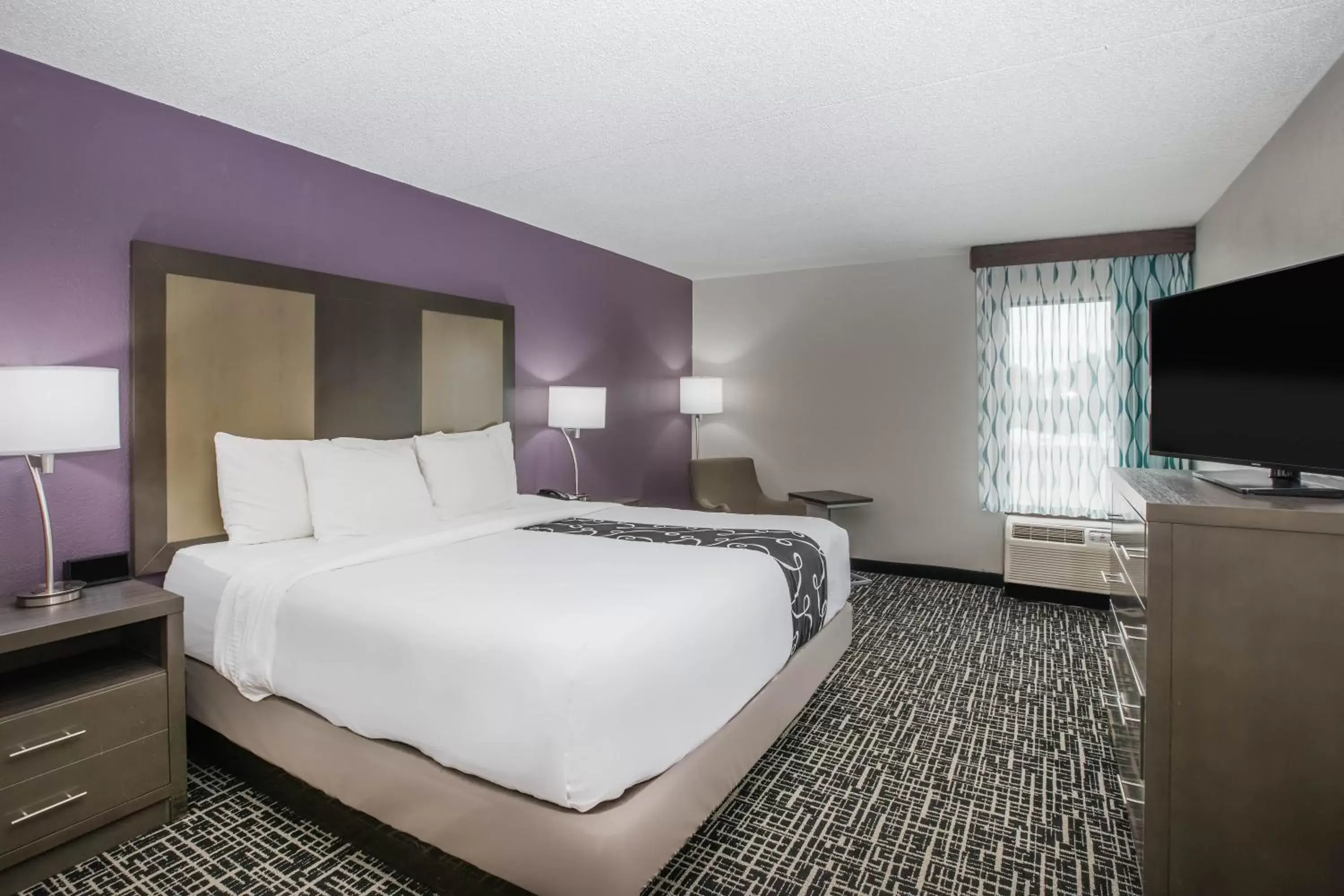 Bed in La Quinta Inn by Wyndham Davenport & Conference Center