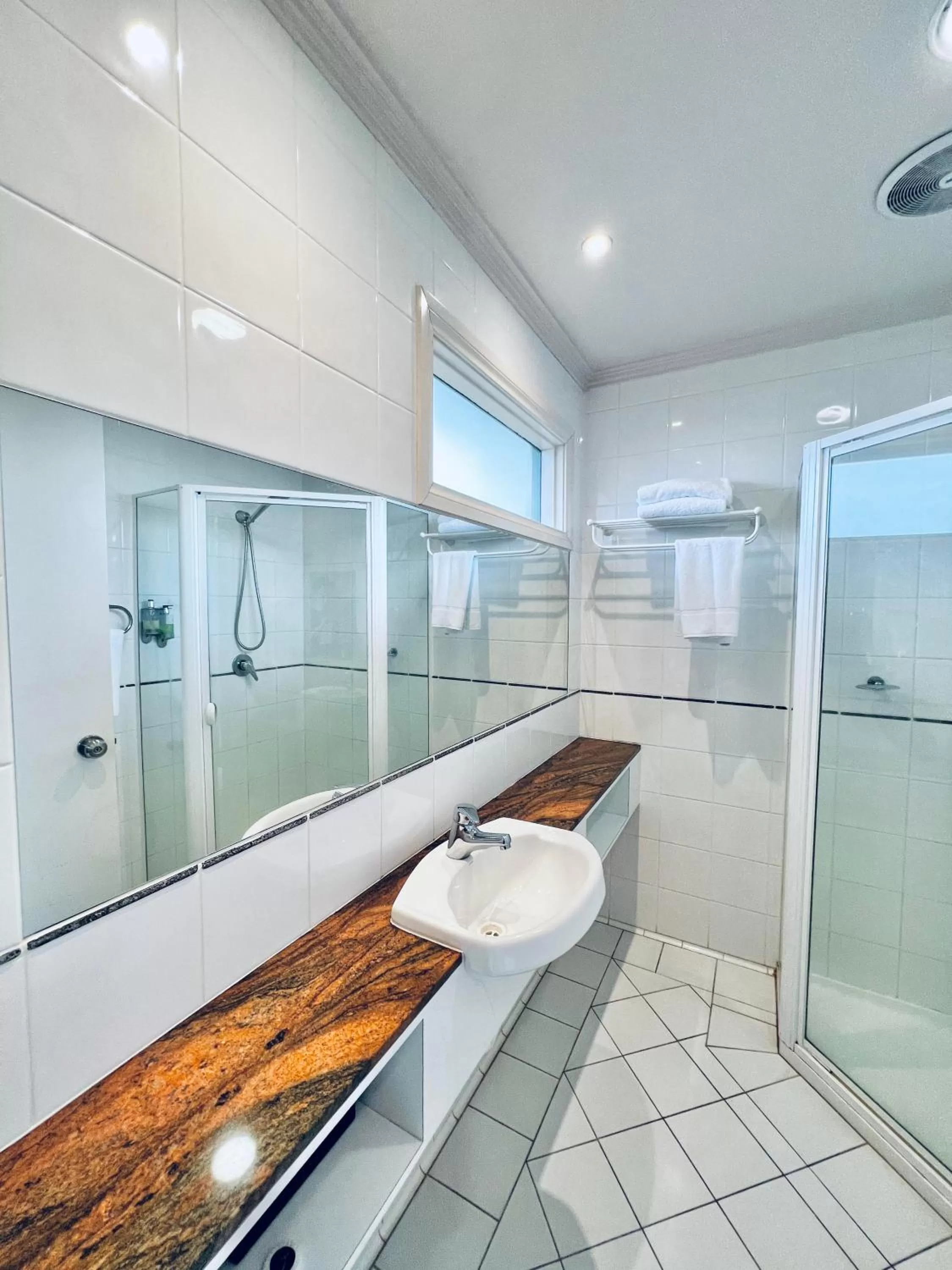 Bathroom in The Waverley International Hotel